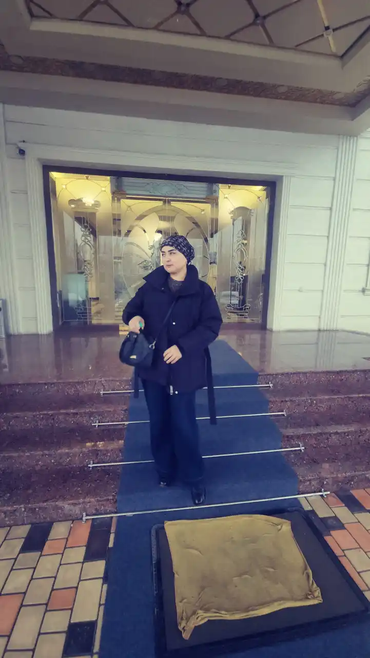 Ayollar uchun issiq, belbog‘li, yengil ayollar kurtkasi – keng yoqali va tikuvli dizaynda