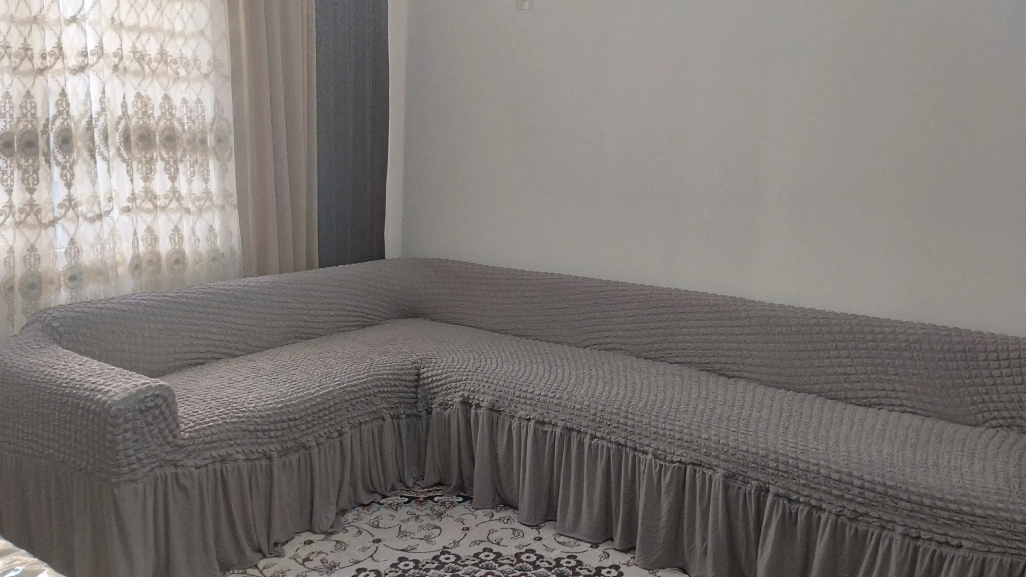 Burchakli divan uchun universal qoplama