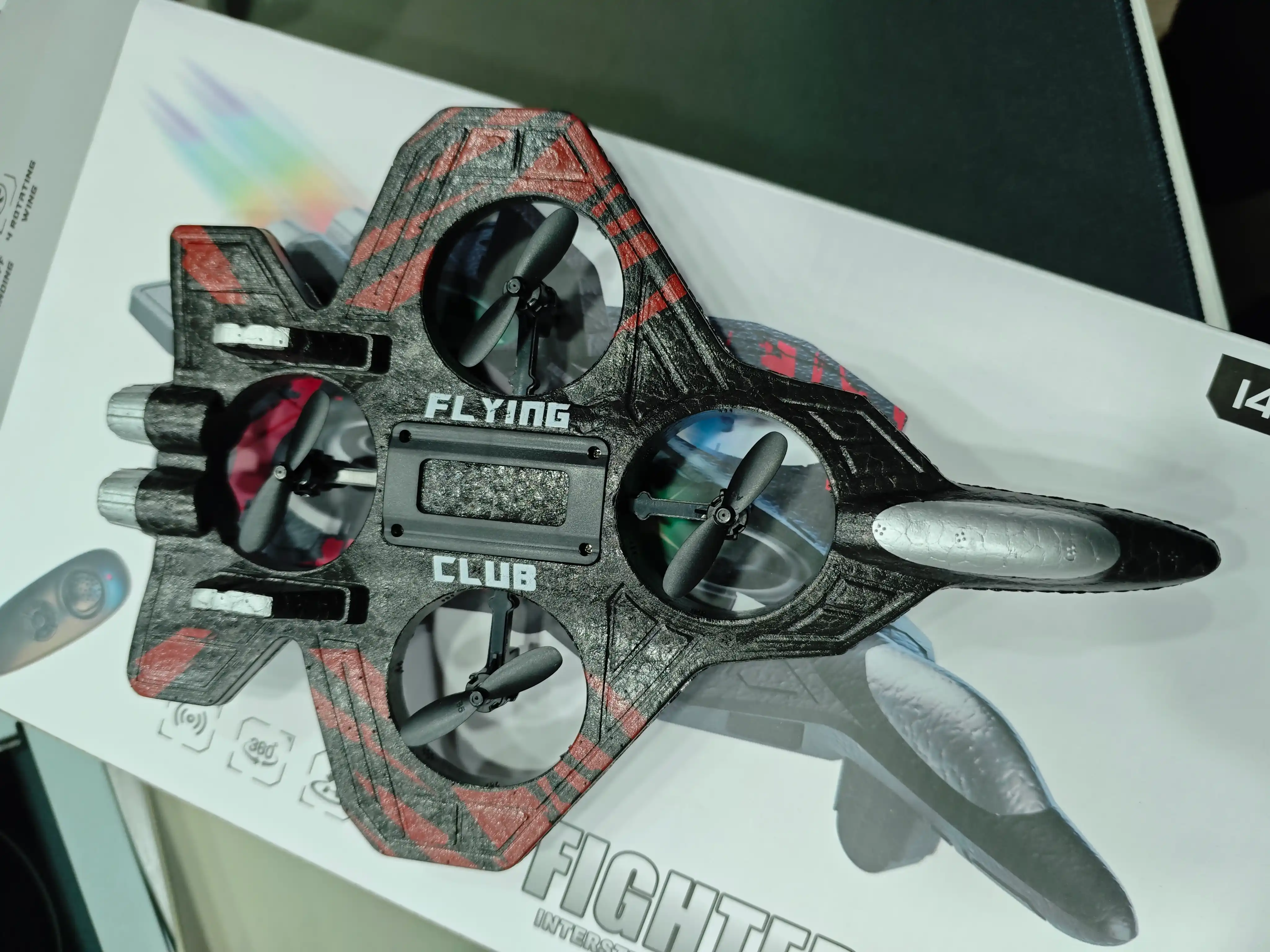 360° tryuklar va yorqin RGB yoritgichlarga ega, radio orqali boshqariladigan Fighter dron-samolyoti