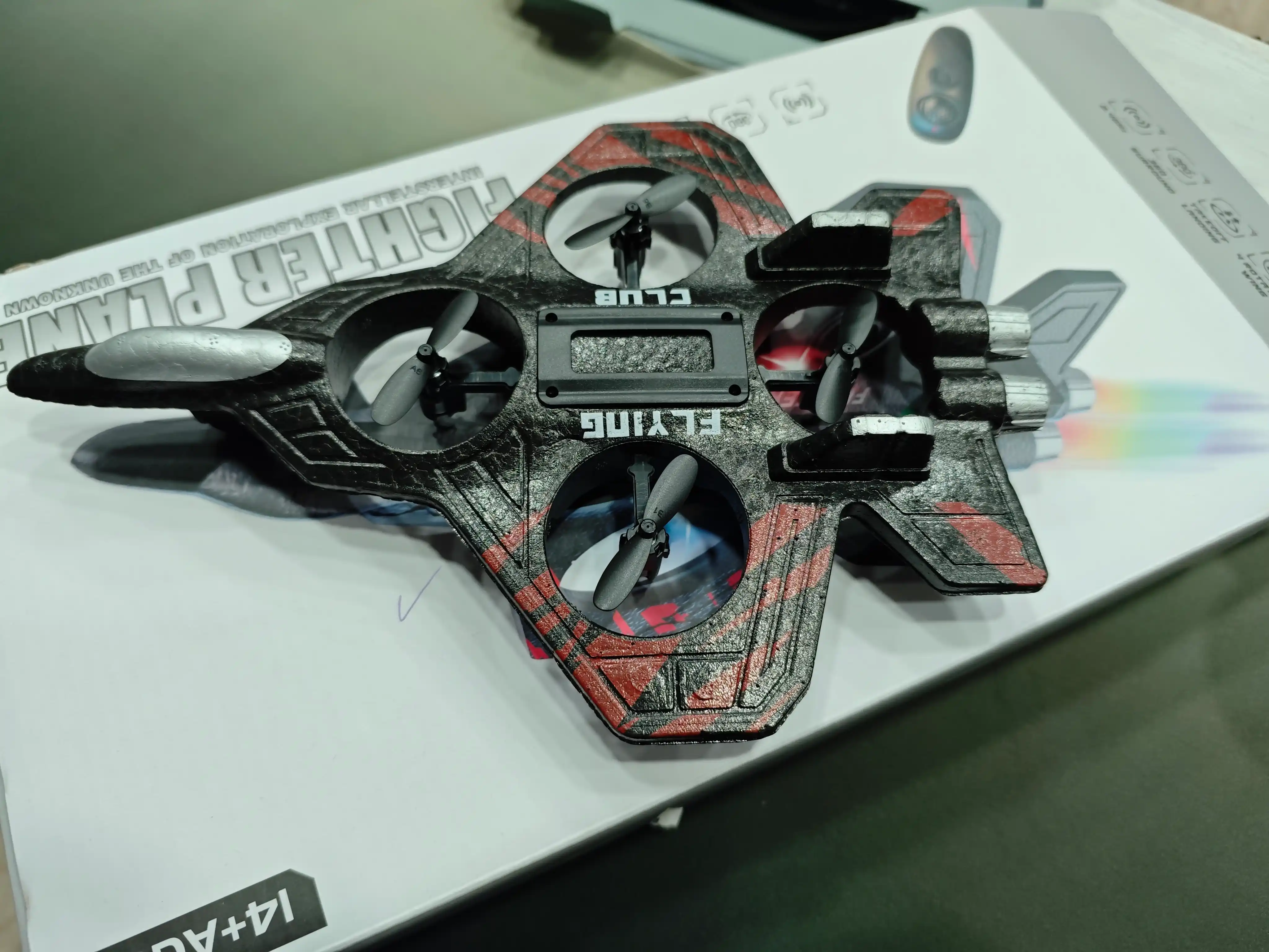 360° tryuklar va yorqin RGB yoritgichlarga ega, radio orqali boshqariladigan Fighter dron-samolyoti