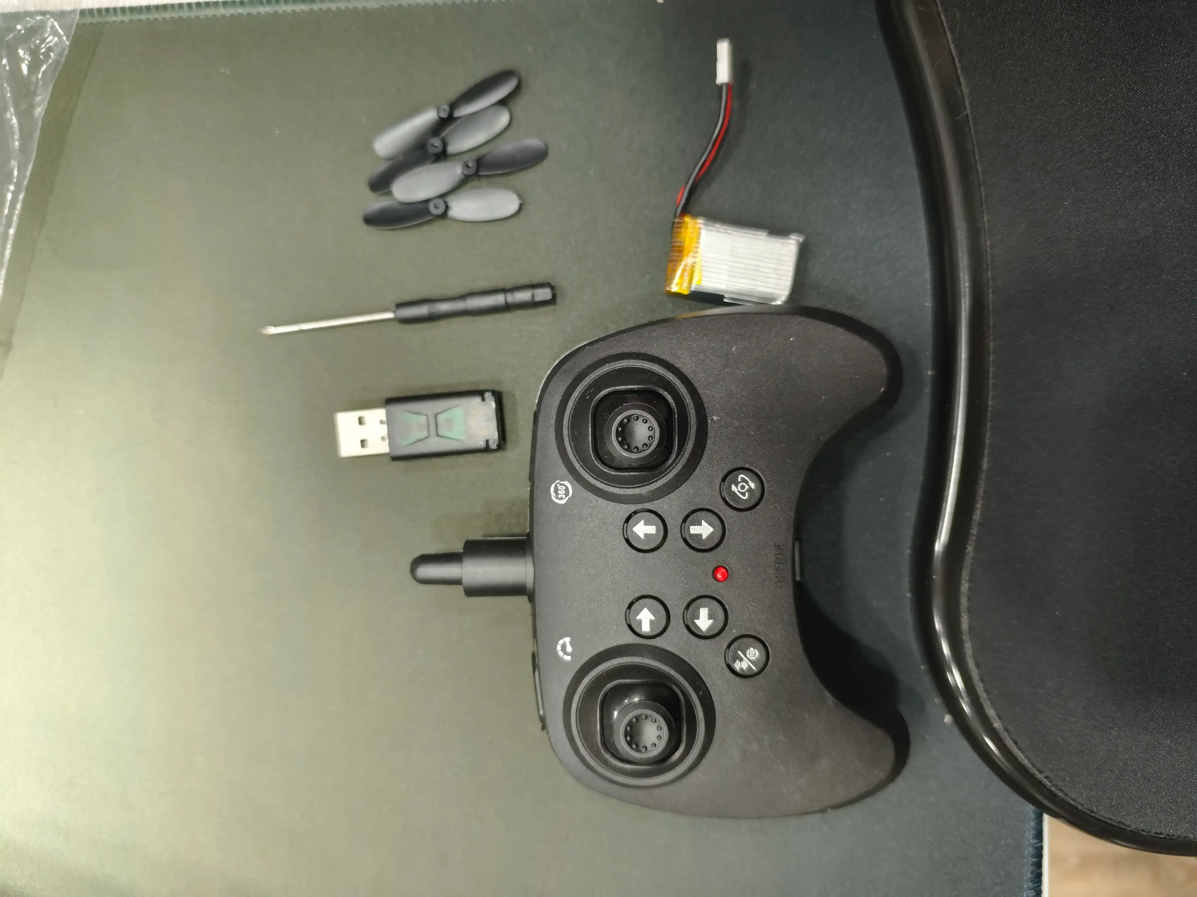 360° tryuklar va yorqin RGB yoritgichlarga ega, radio orqali boshqariladigan Fighter dron-samolyoti