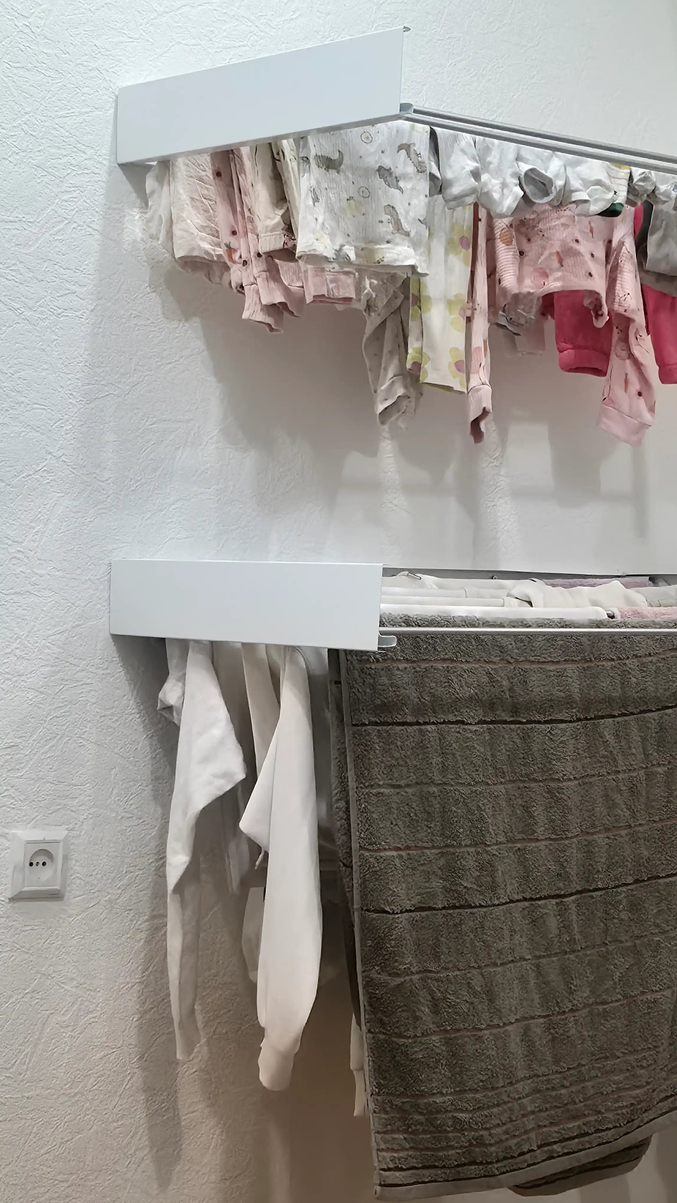Kichik xonalar uchun devorga yig‘iladigan, suriladigan kir quritgich