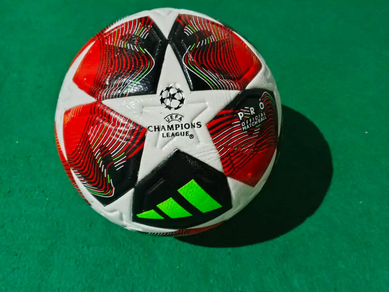 Futbol to'pi Chempionlar ligasi 2025