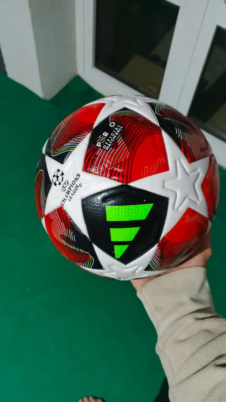 Futbol to'pi Chempionlar ligasi 2025