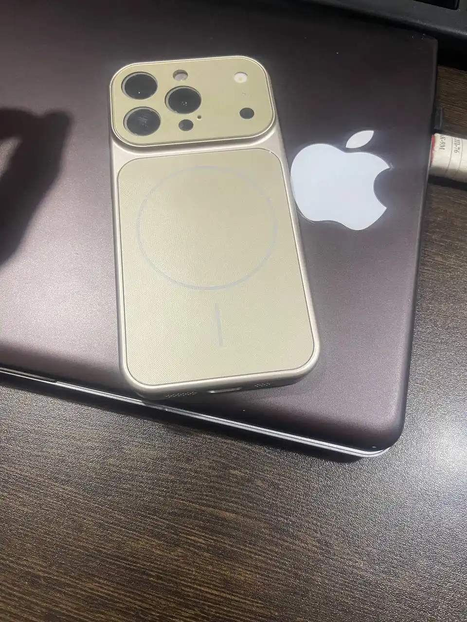 Chexol iPhone 11, 12, 13, 14, 15, 16 Pro / Pro Max uchun - iPhone 17 uslubida