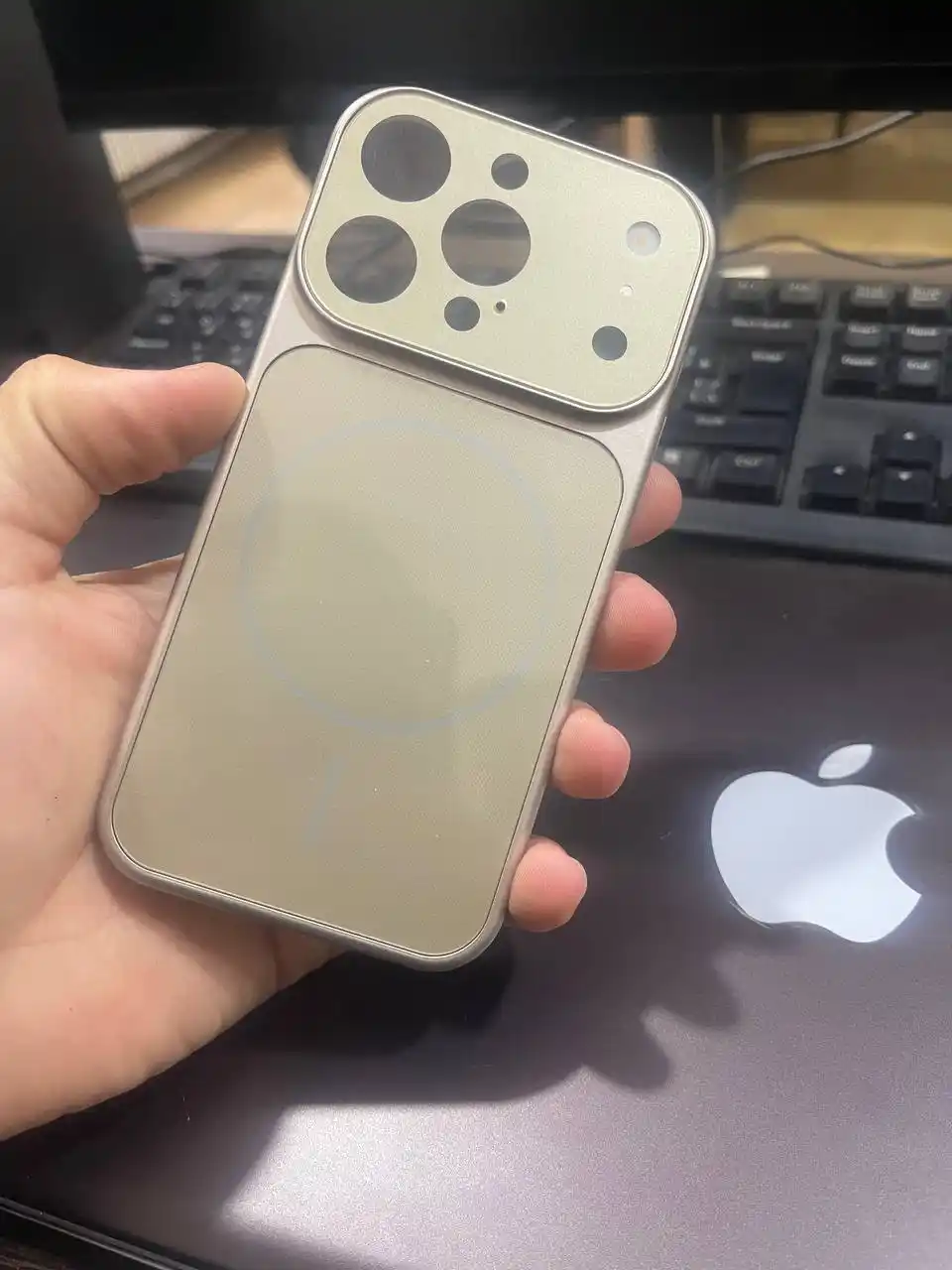 Chexol iPhone 11, 12, 13, 14, 15, 16 Pro / Pro Max uchun - iPhone 17 uslubida