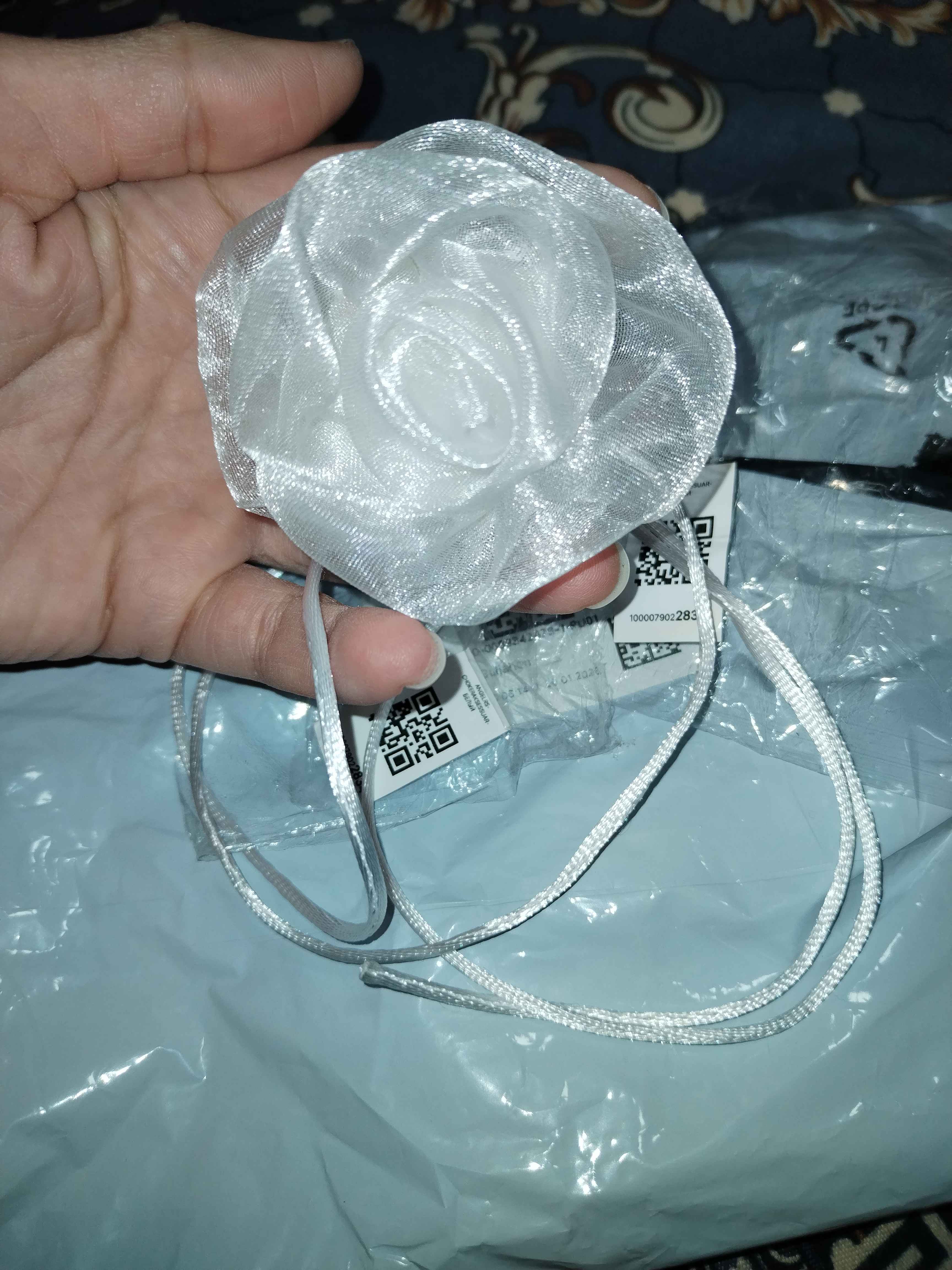 Choker ayollar uchun, bo'yinga taqiladigan taqinchoq