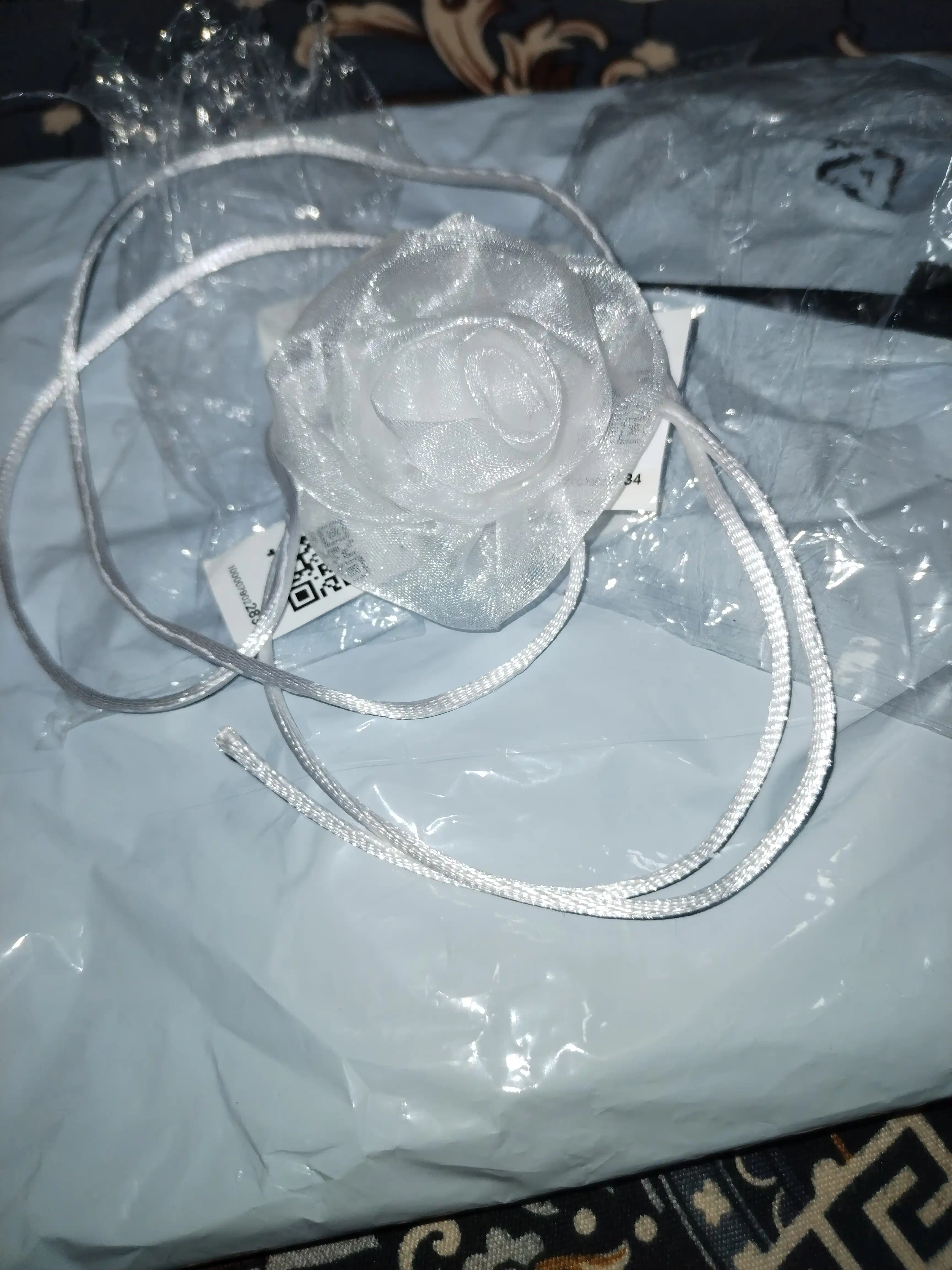 Choker ayollar uchun, bo'yinga taqiladigan taqinchoq