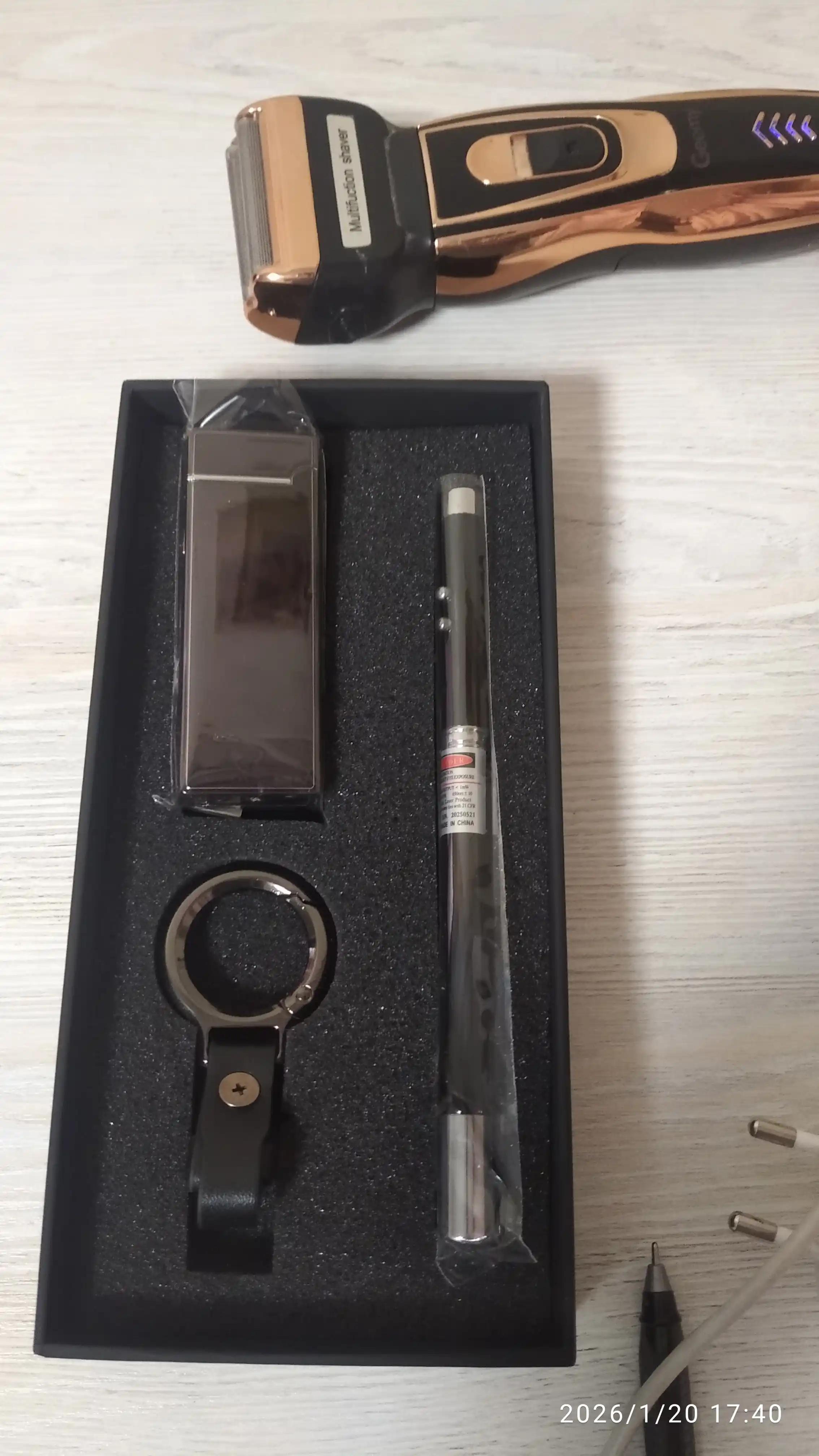Erkaklar sovg'a to'plami, brelok, lazerli ko'rsatkich ruchka, elektron zajigalka