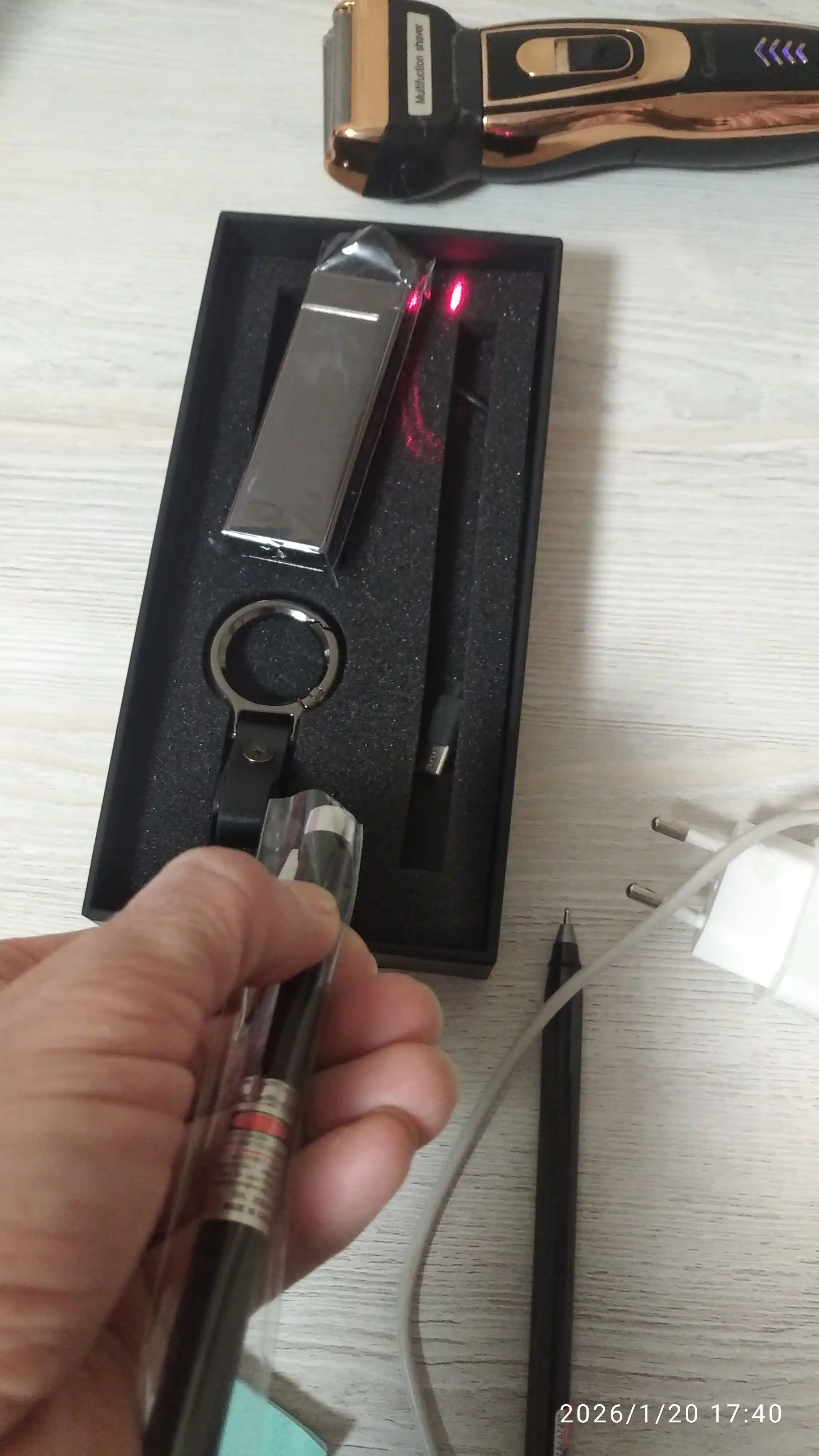 Erkaklar sovg'a to'plami, brelok, lazerli ko'rsatkich ruchka, elektron zajigalka
