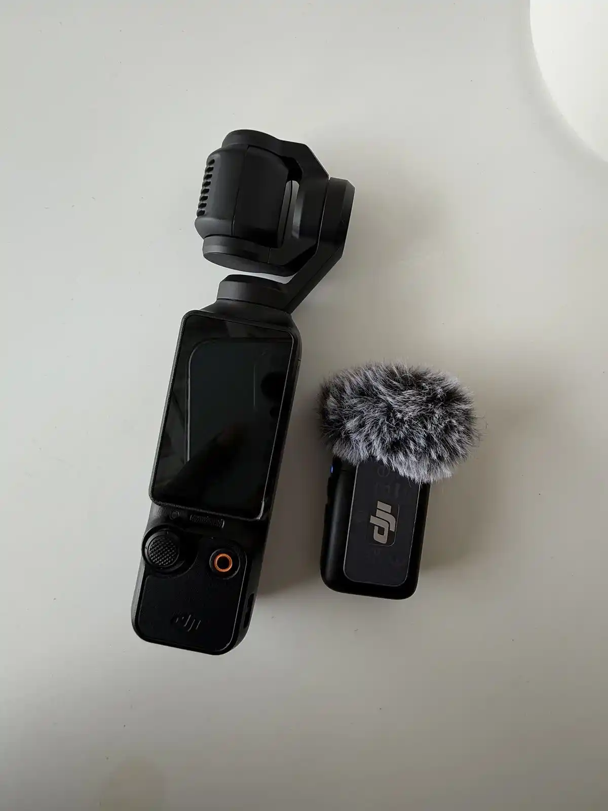 DJI Osmo Pocket 3 Combo – stabilizator va mikrofonli portativ kamera