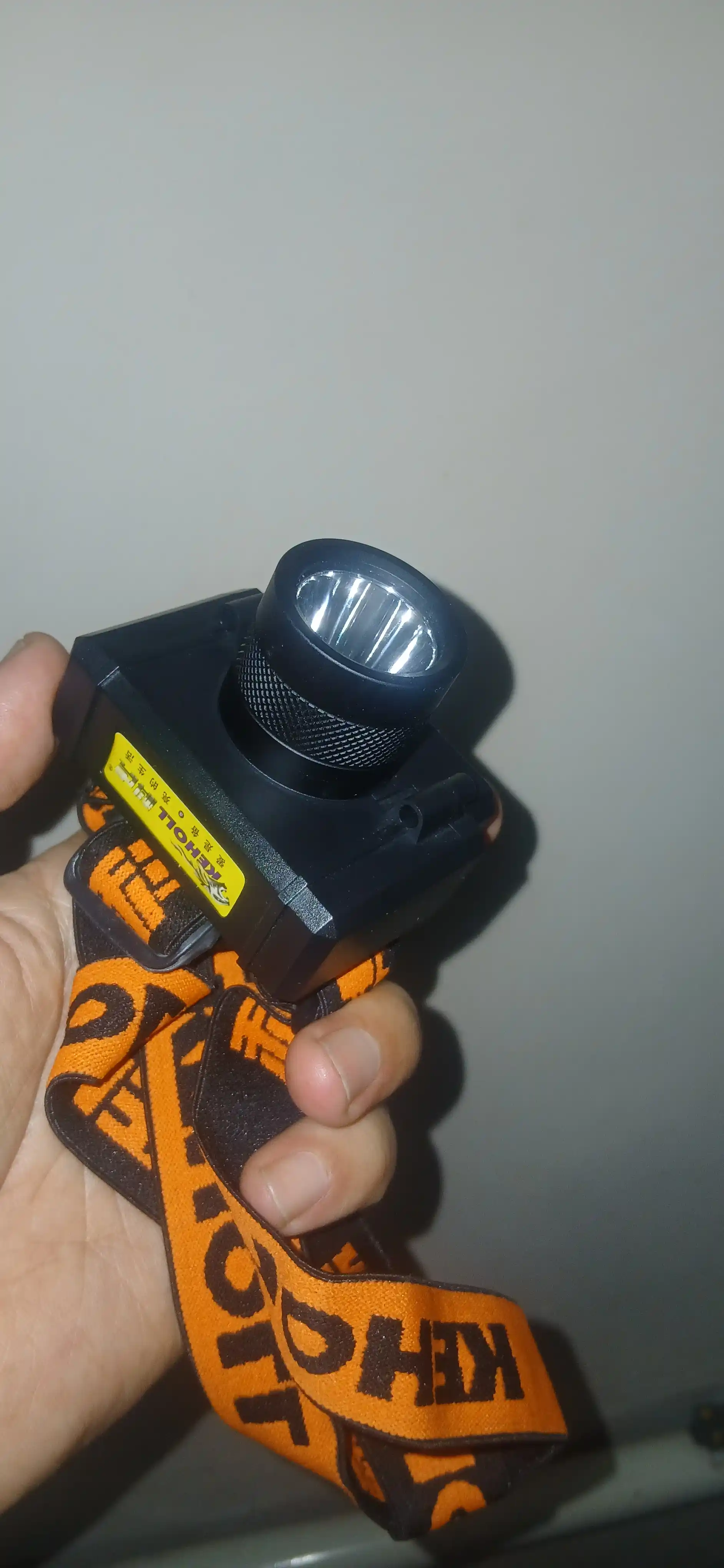 LED фонарь – с функцией пауэрбанка, яркий свет, USB зарядка