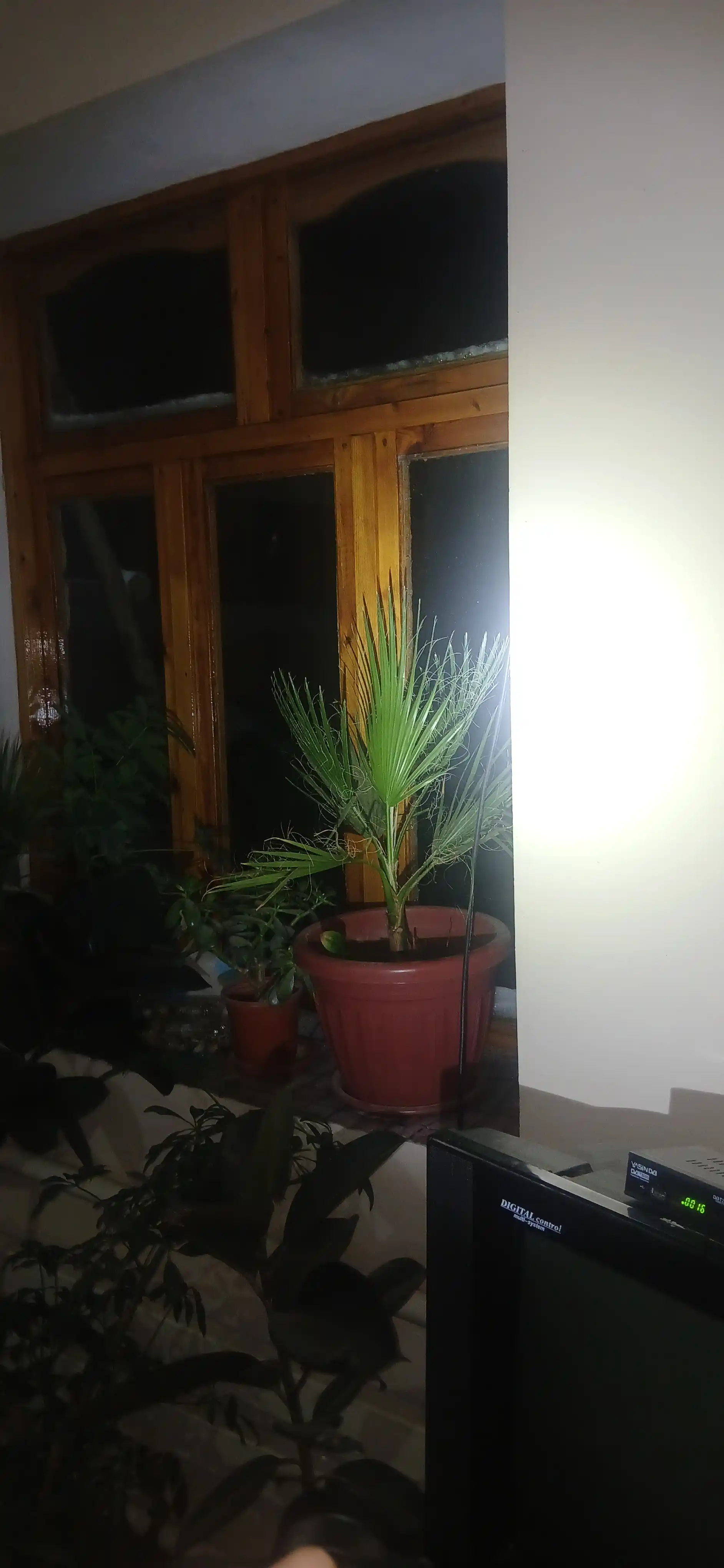 LED фонарь – с функцией пауэрбанка, яркий свет, USB зарядка
