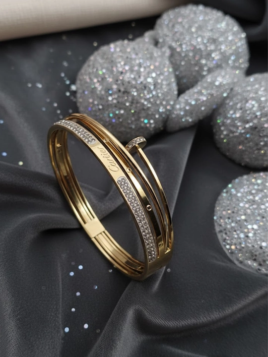 Женский браслет в стиле Cartier. Золотистое покрытие, инкрустация камнями. Браслет девушек