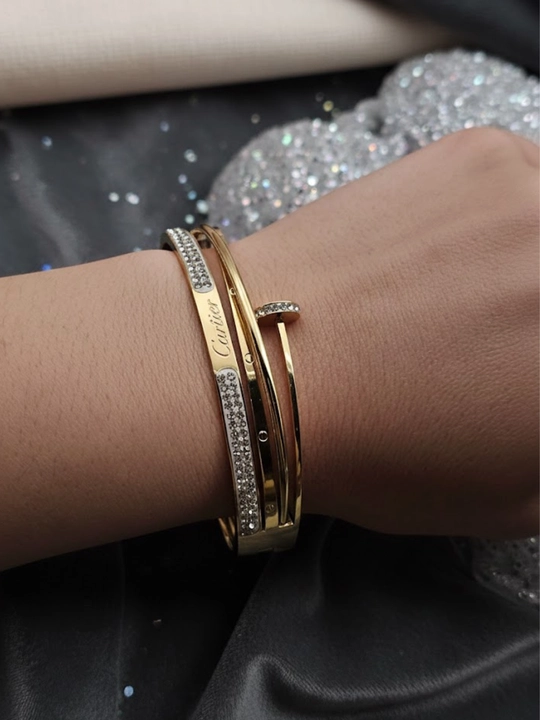 Женский браслет в стиле Cartier. Золотистое покрытие, инкрустация камнями. Браслет девушек