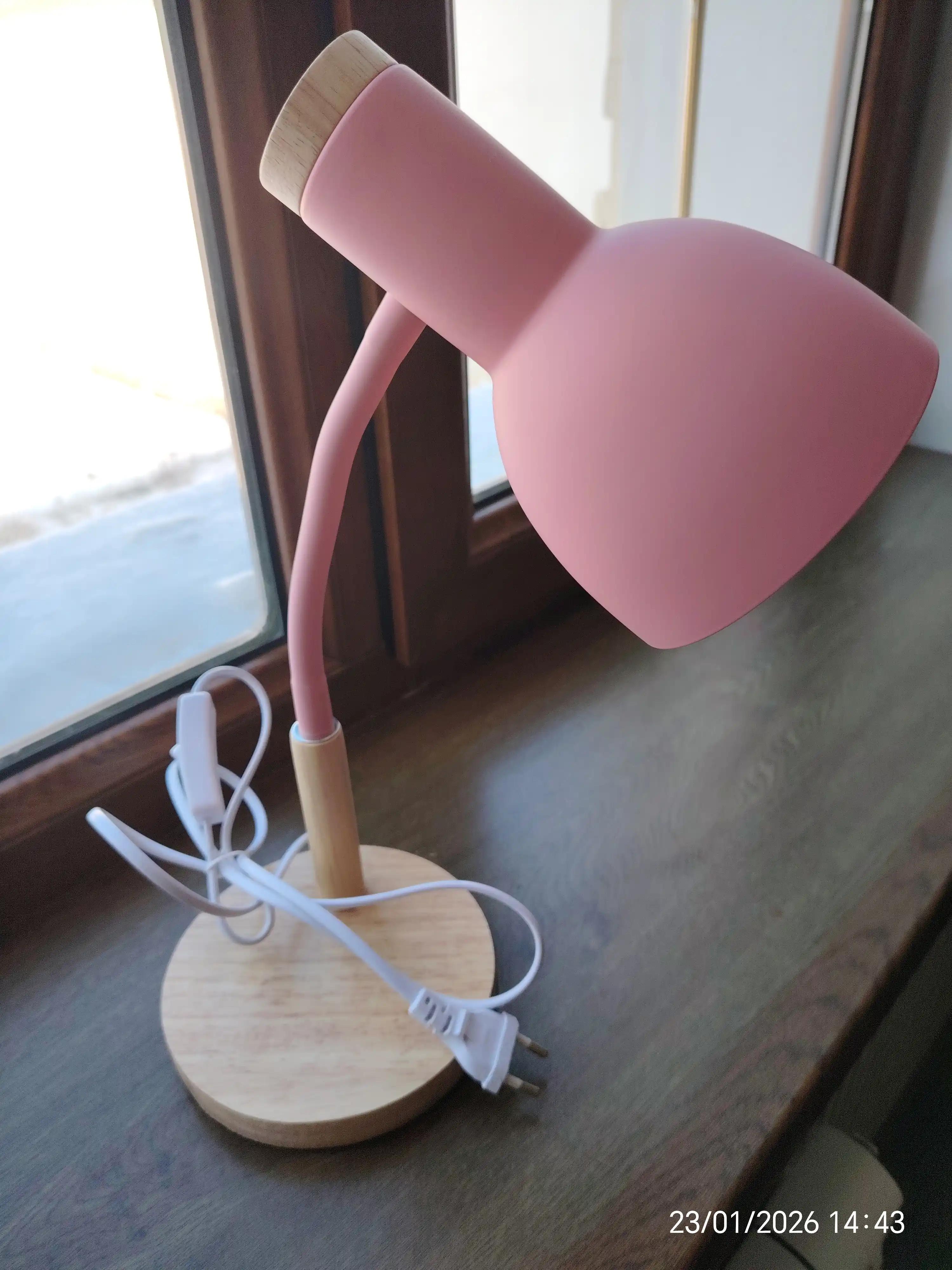 Yog'och tayanchli zamonaviy uslubdagi stol lampa  pushti,oq va qora ranglarda