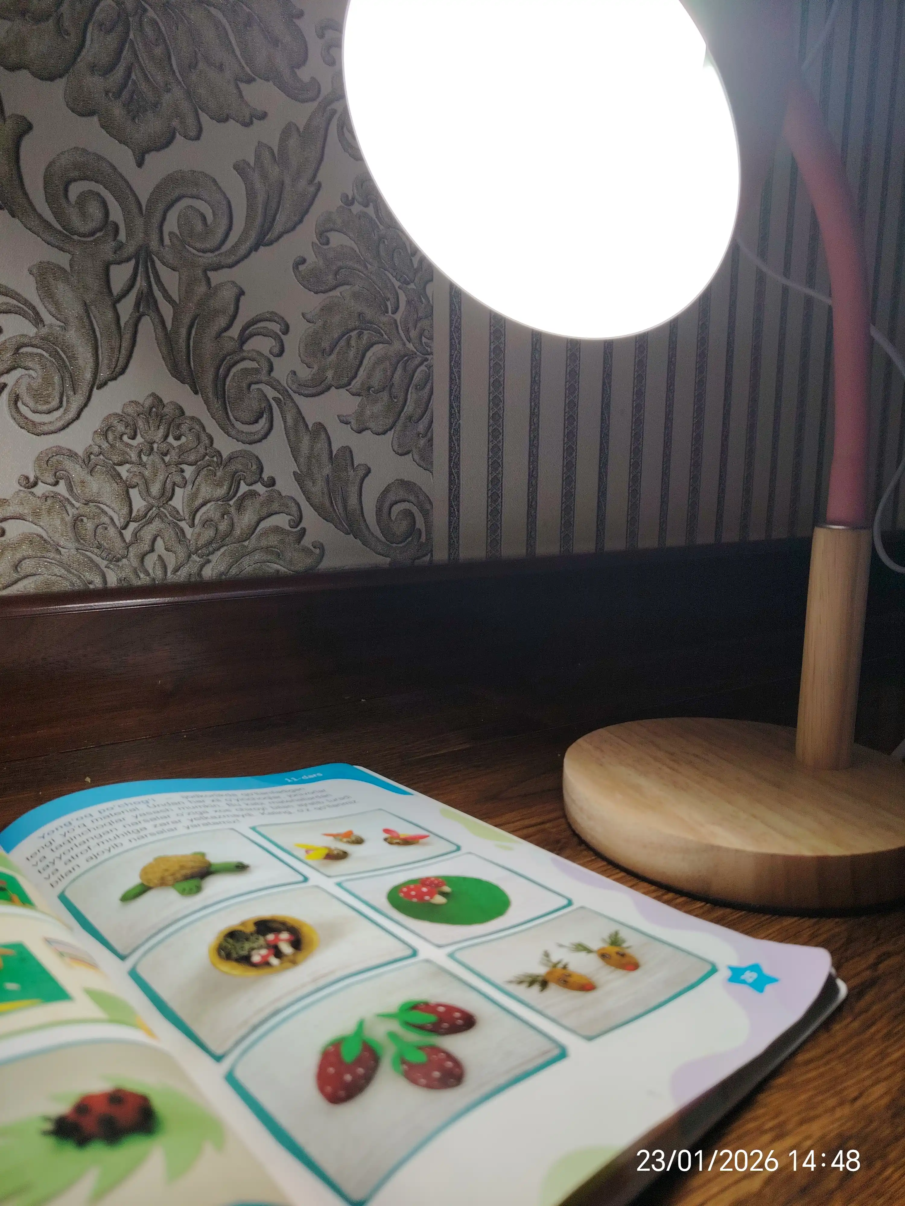Yog'och tayanchli zamonaviy uslubdagi stol lampa  pushti,oq va qora ranglarda