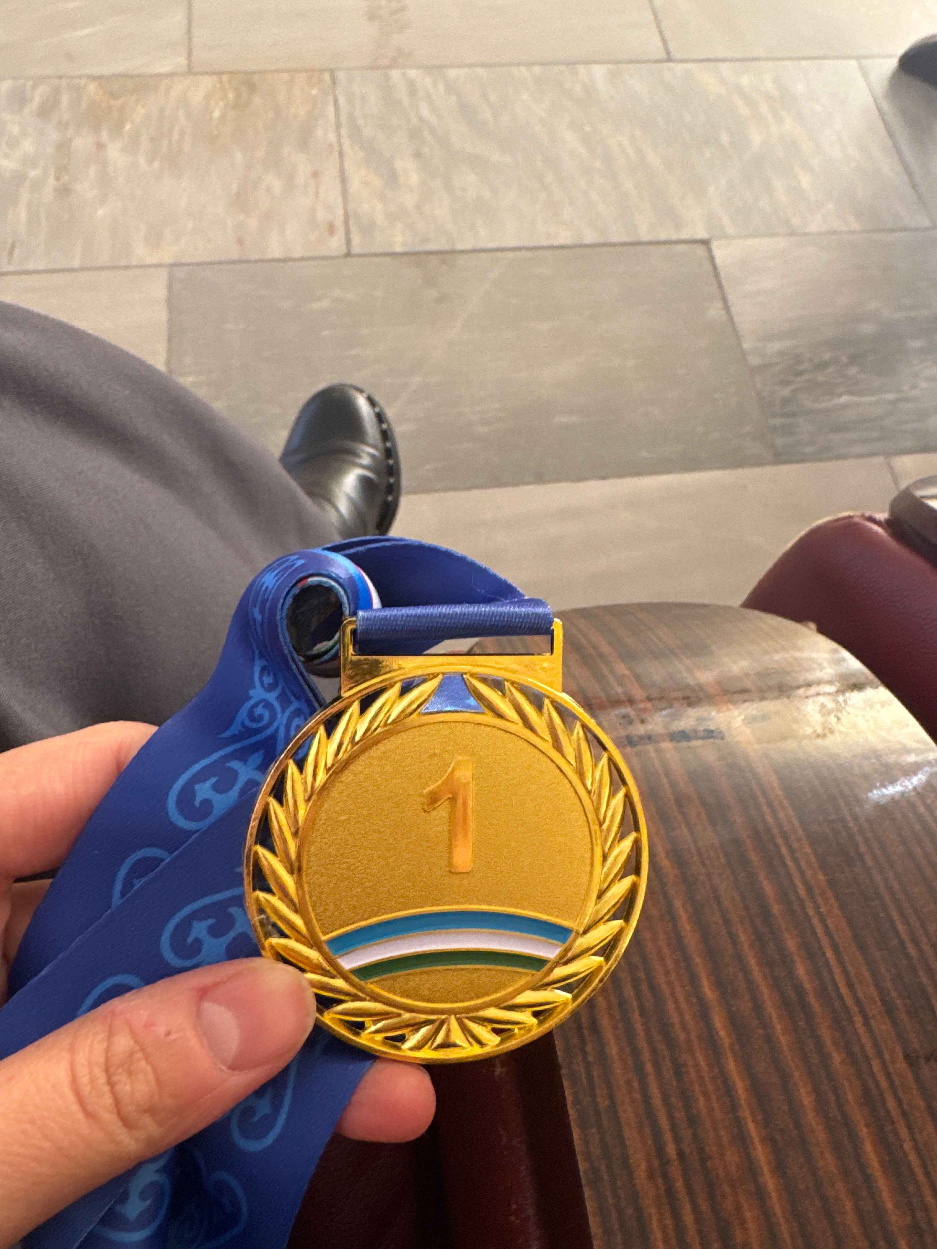 Tasmadagi metall medal, 1-o'rin oltin, 2-o'rin kumush, 3-o'rin bronza