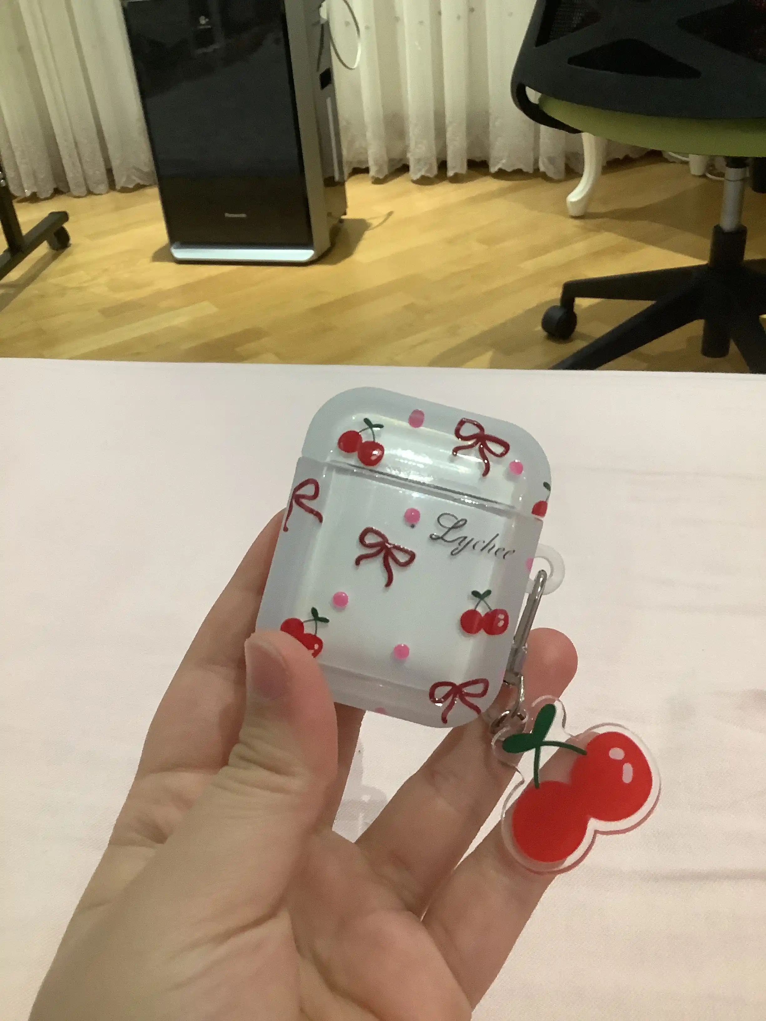 Чехол для AirPods с вишенками и бантиками