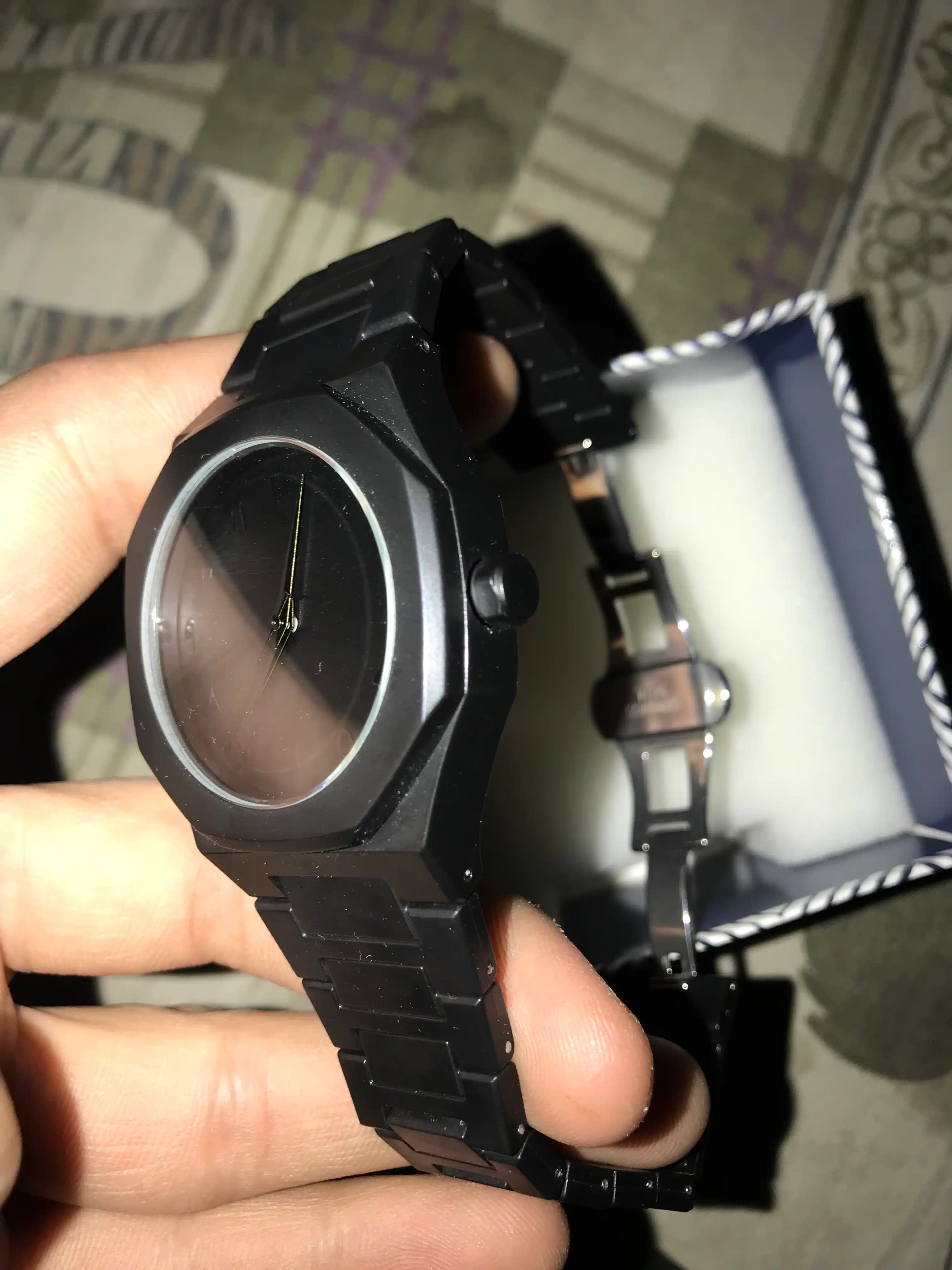 Aura Shadow Black - erkaklar soati, minimalizm uslubida