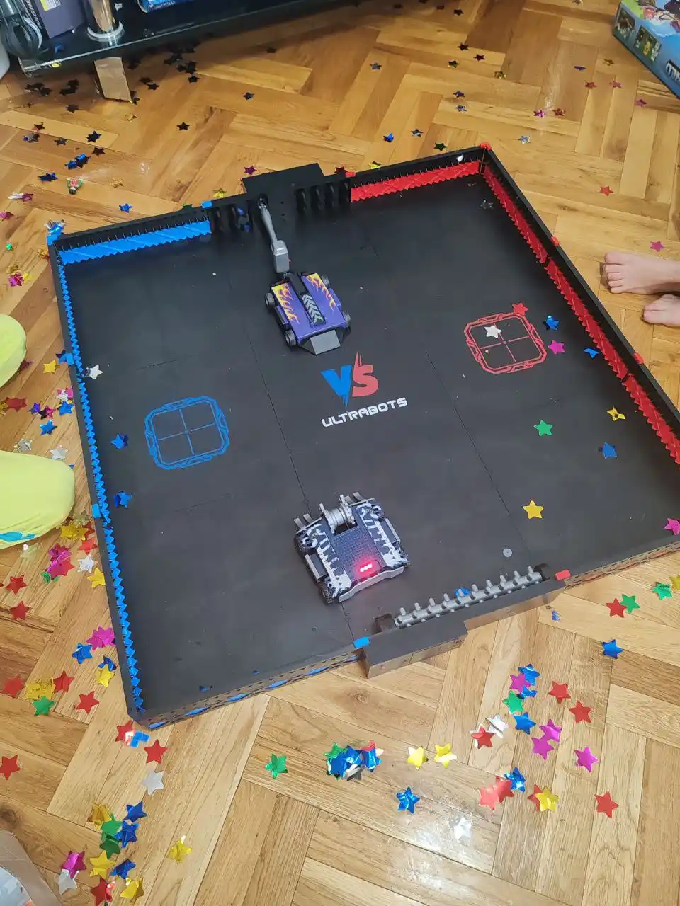 Robot mashinalar jangi, to‘plam 2 donali, robot arena, pultli boshqaruv mashinasi