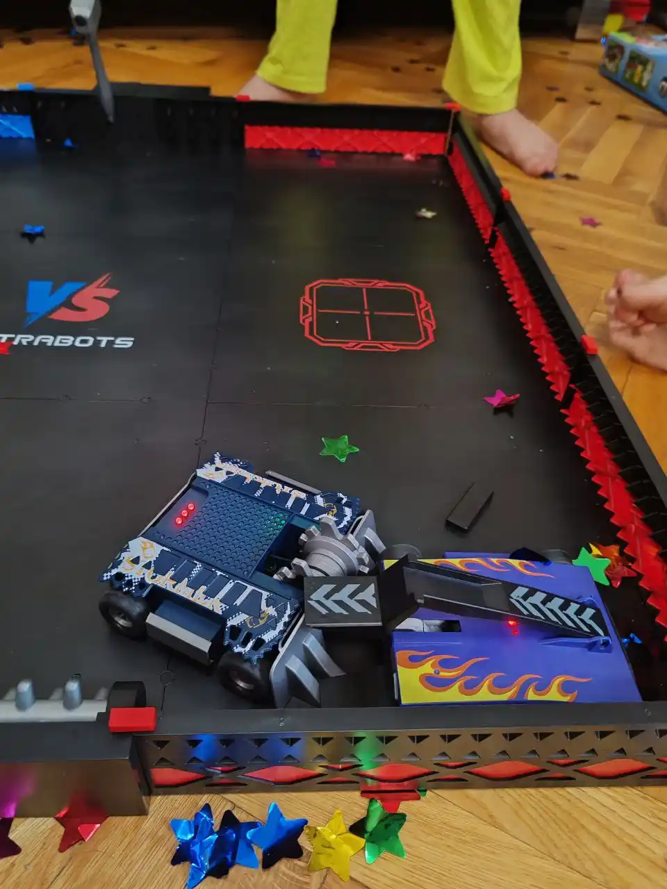Robot mashinalar jangi, to‘plam 2 donali, robot arena, pultli boshqaruv mashinasi