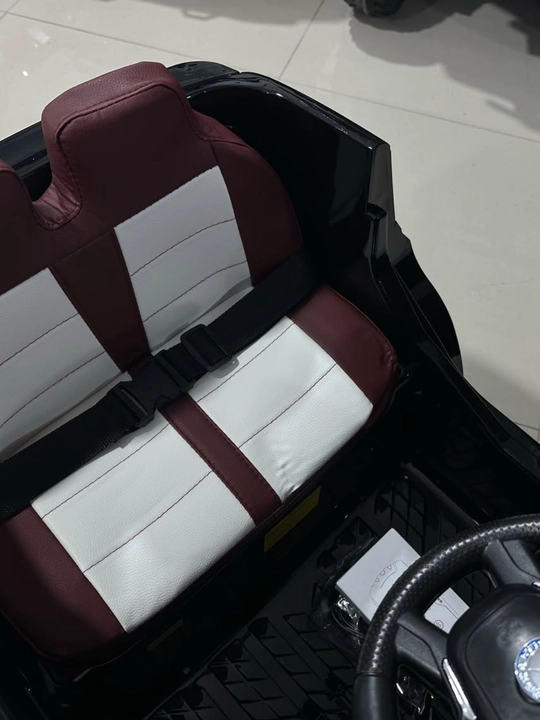 Bolalar elektromobili, radio orqali boshqariladigan pult bilan