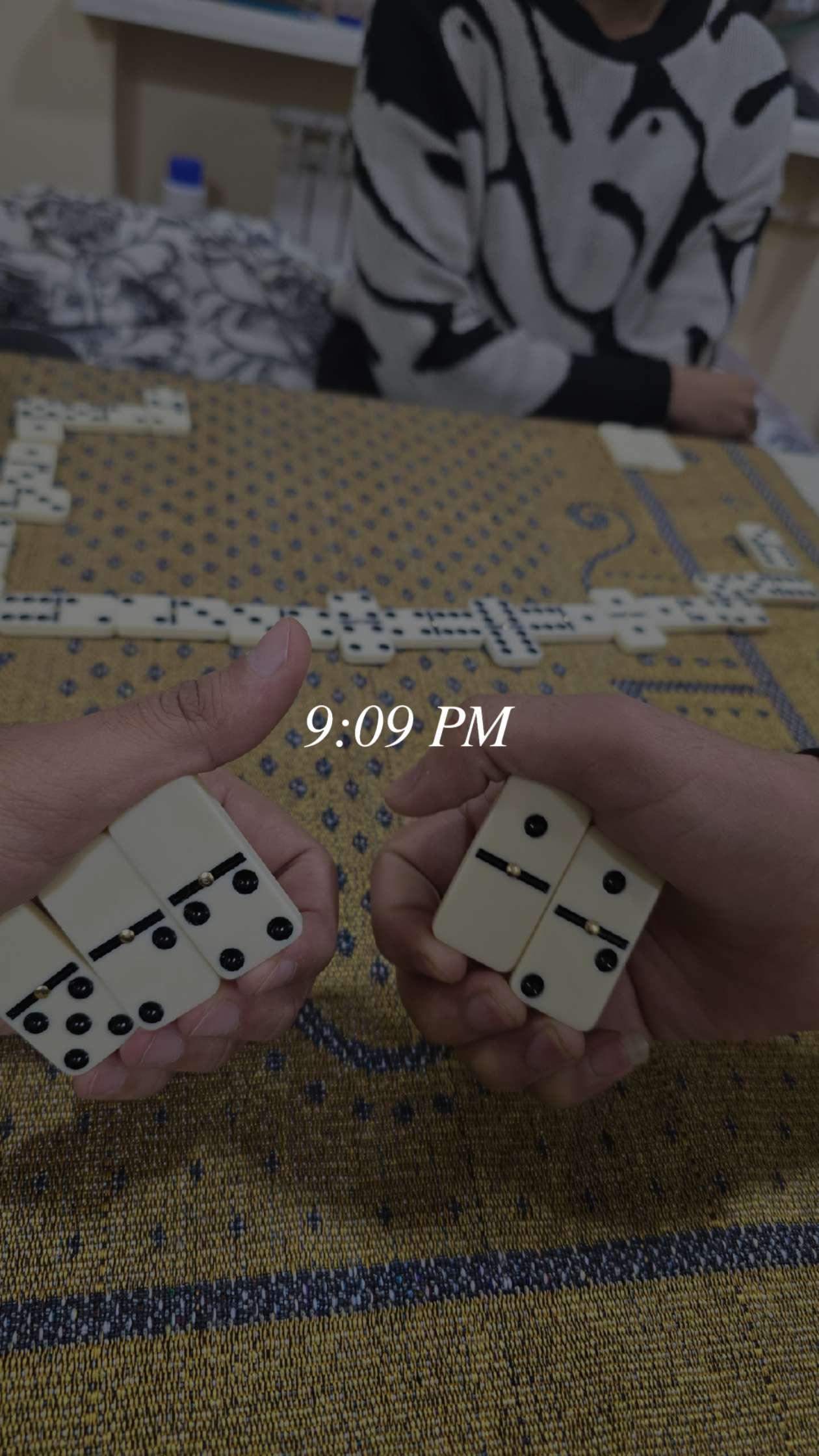 Domino stol o'yini, klassik o'yin, kattalar va bolalar uchun