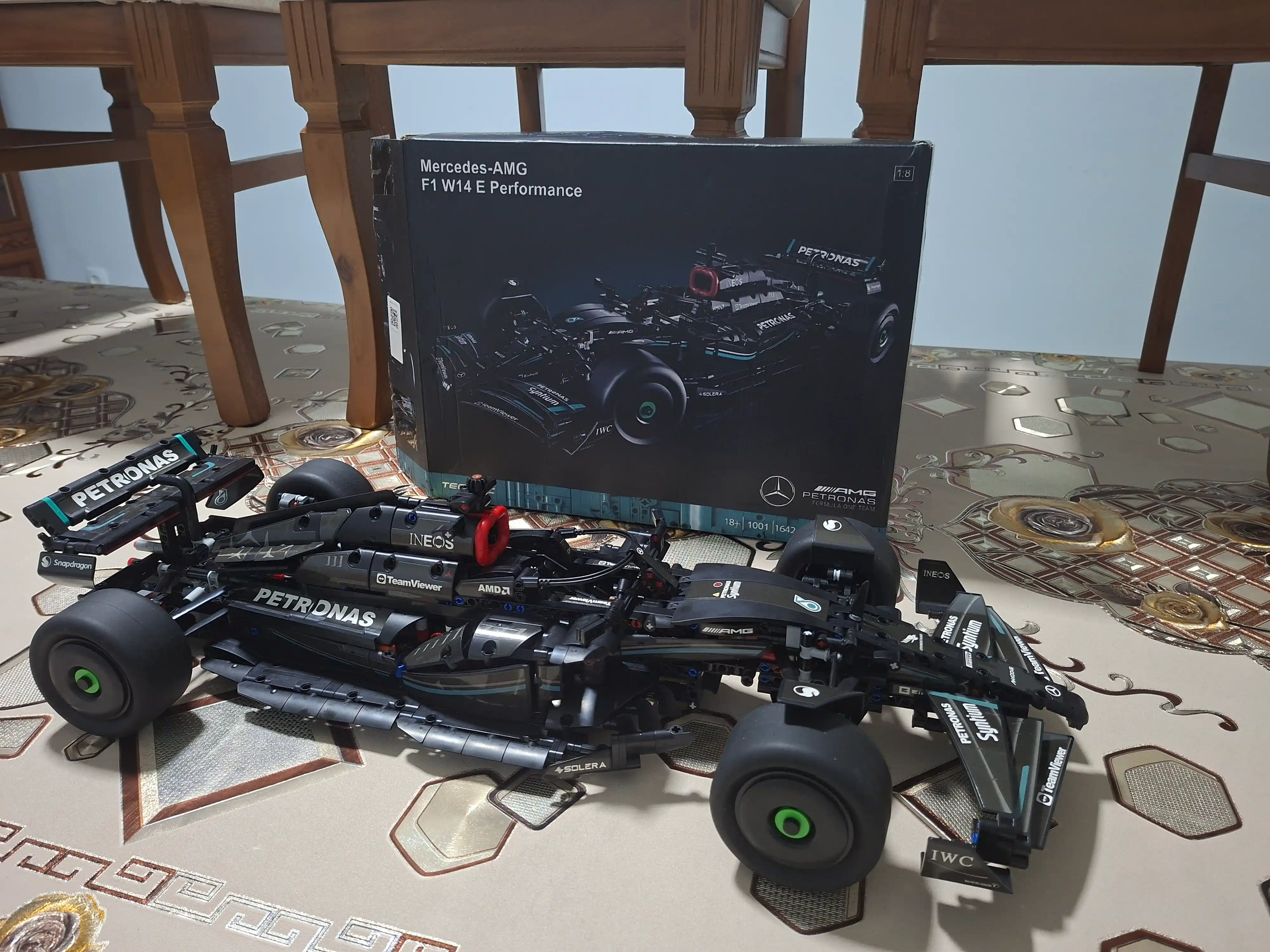 Formula 1 poyga mashinasi konstruktori, katta model 1:8 Technic, LEGO bilan mos keladi