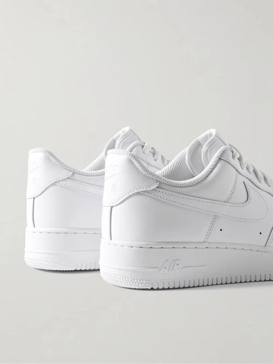 Nike’dan har qanday ob-havo uchun yumshoq va qulay oq AIR FORCE krossovkalari