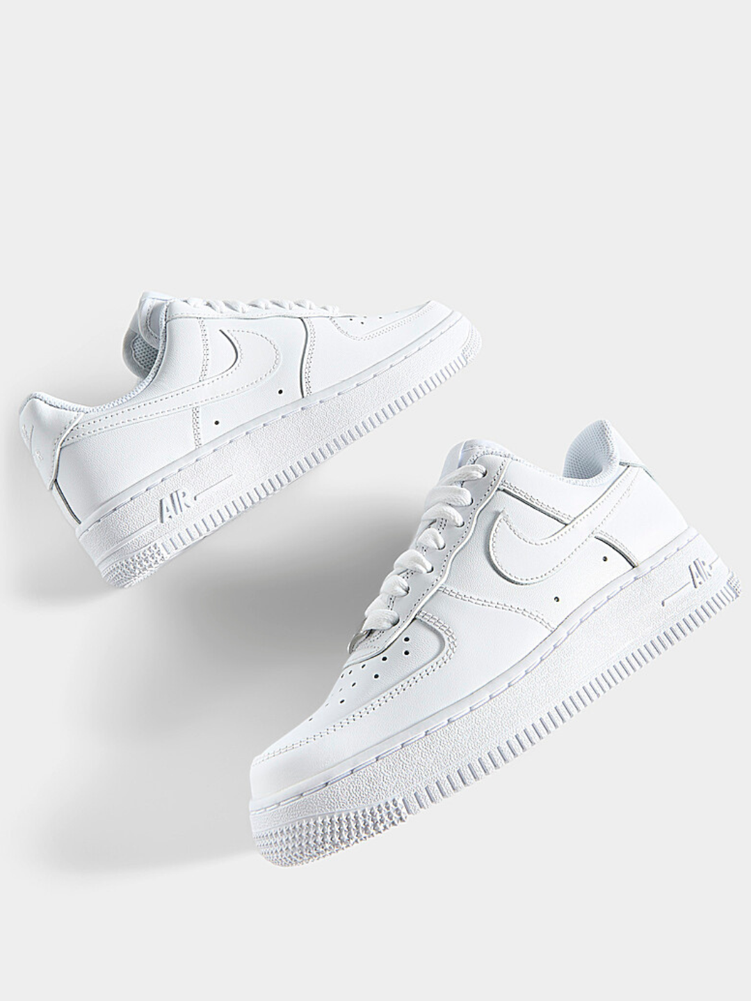 Nike’dan har qanday ob-havo uchun yumshoq va qulay oq AIR FORCE krossovkalari