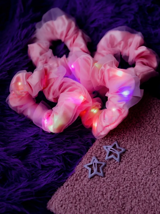 LED yoritgichli soch rezinkasi, organza va atlas, 3 ta yoritish rejimi, 2 dona to‘plam
