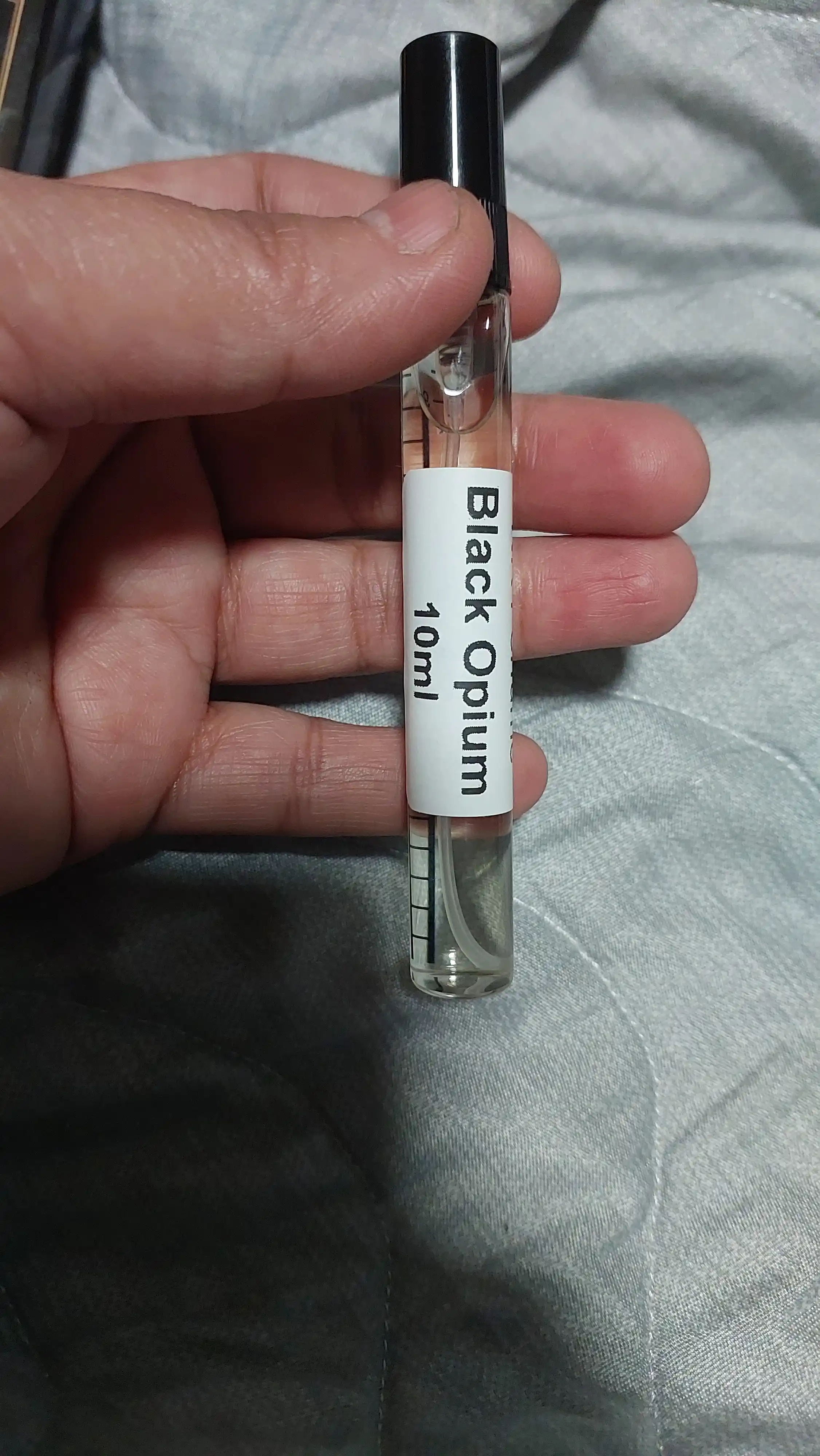 Atir Black Opium Yves Saint Laurent ayollar uchun, Fransiya