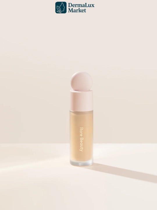 Konsiler Rare Beauty Liquid-terini yoritadi, nuqsonlarni yopadi, yengil va tabiiy qoplama