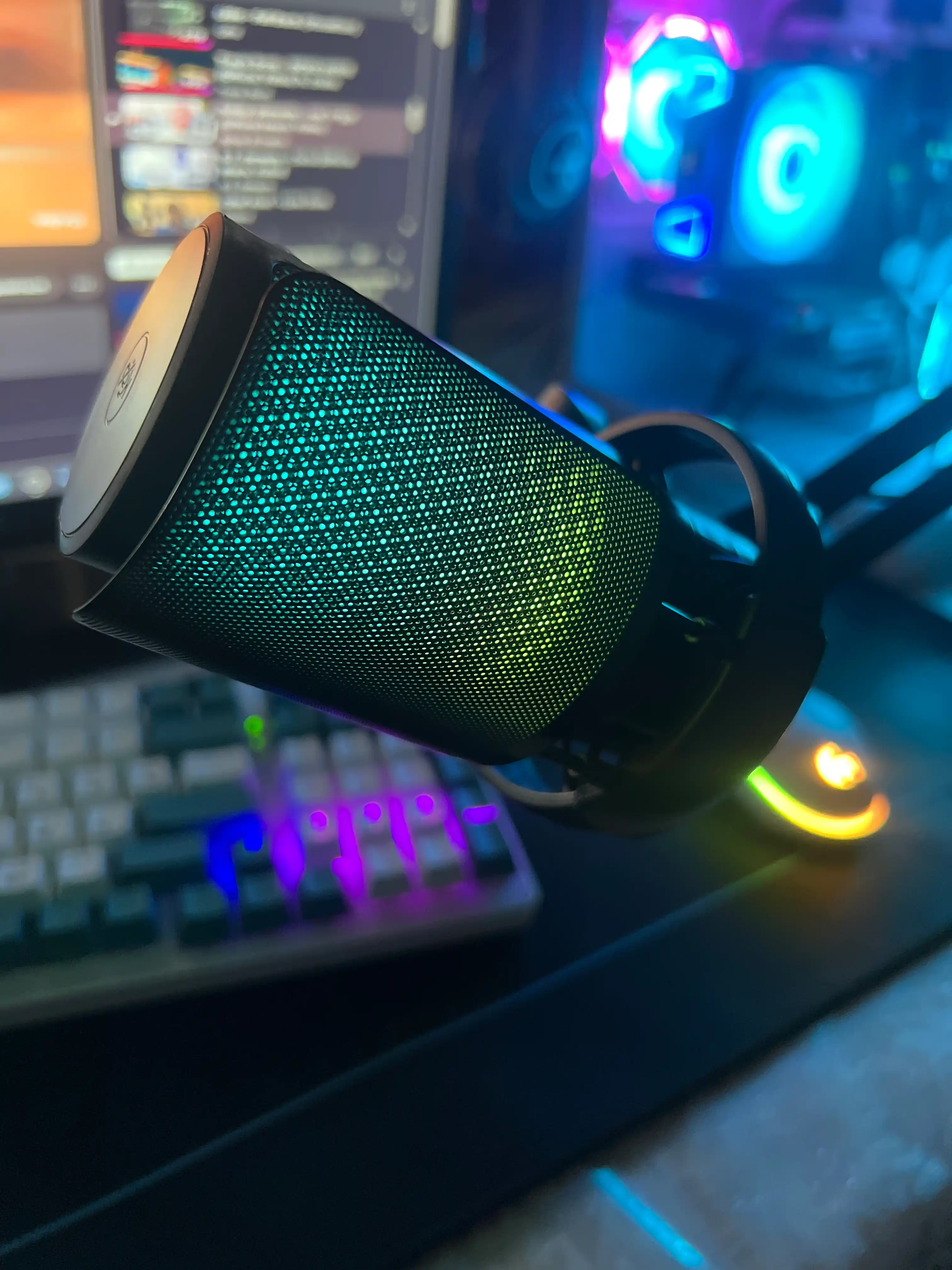 Микрофон конденсаторный игровой с подсветкой RGB с кронштейном, с поп-фильтром для стримов