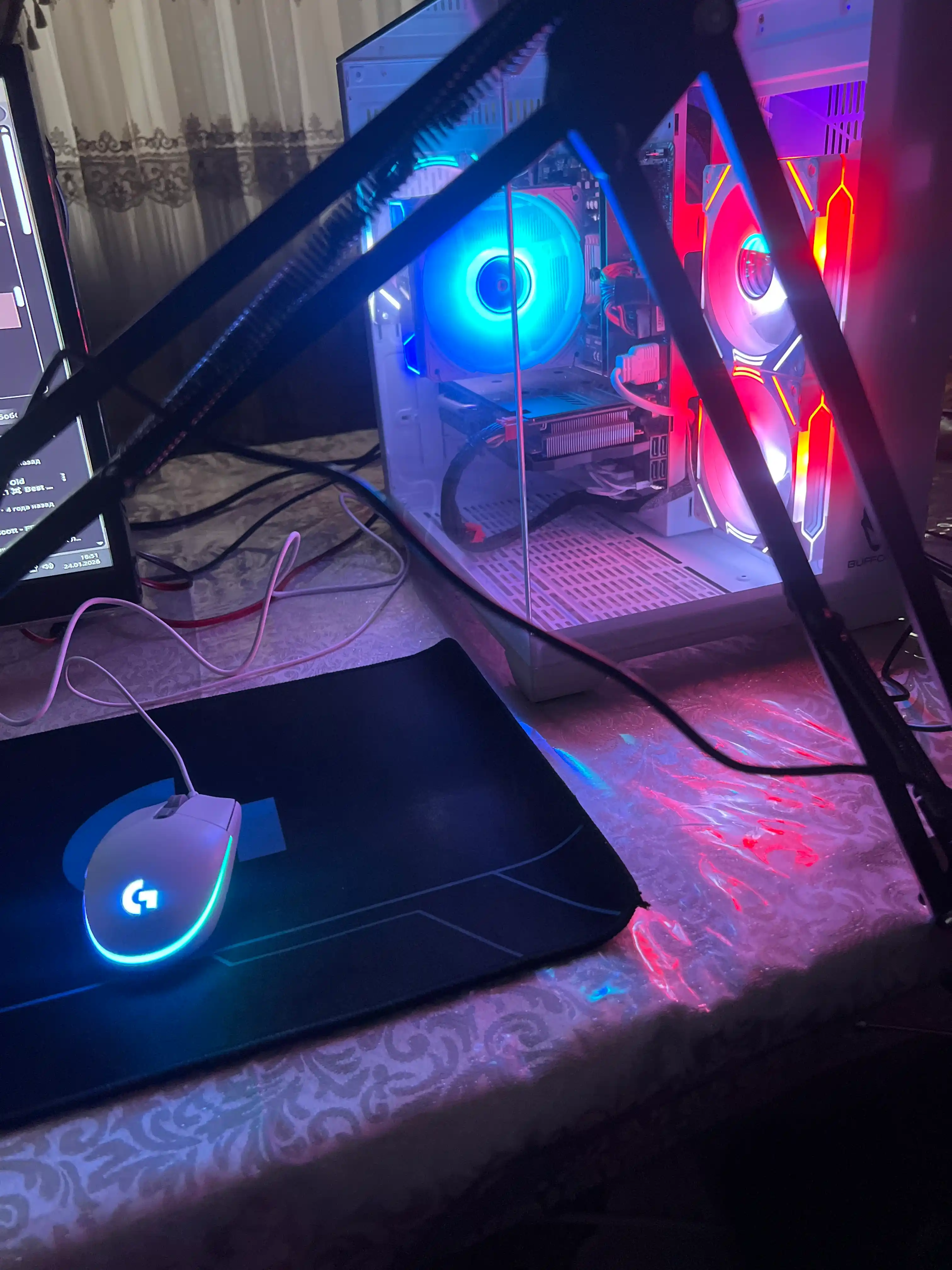 Микрофон конденсаторный игровой с подсветкой RGB с кронштейном, с поп-фильтром для стримов