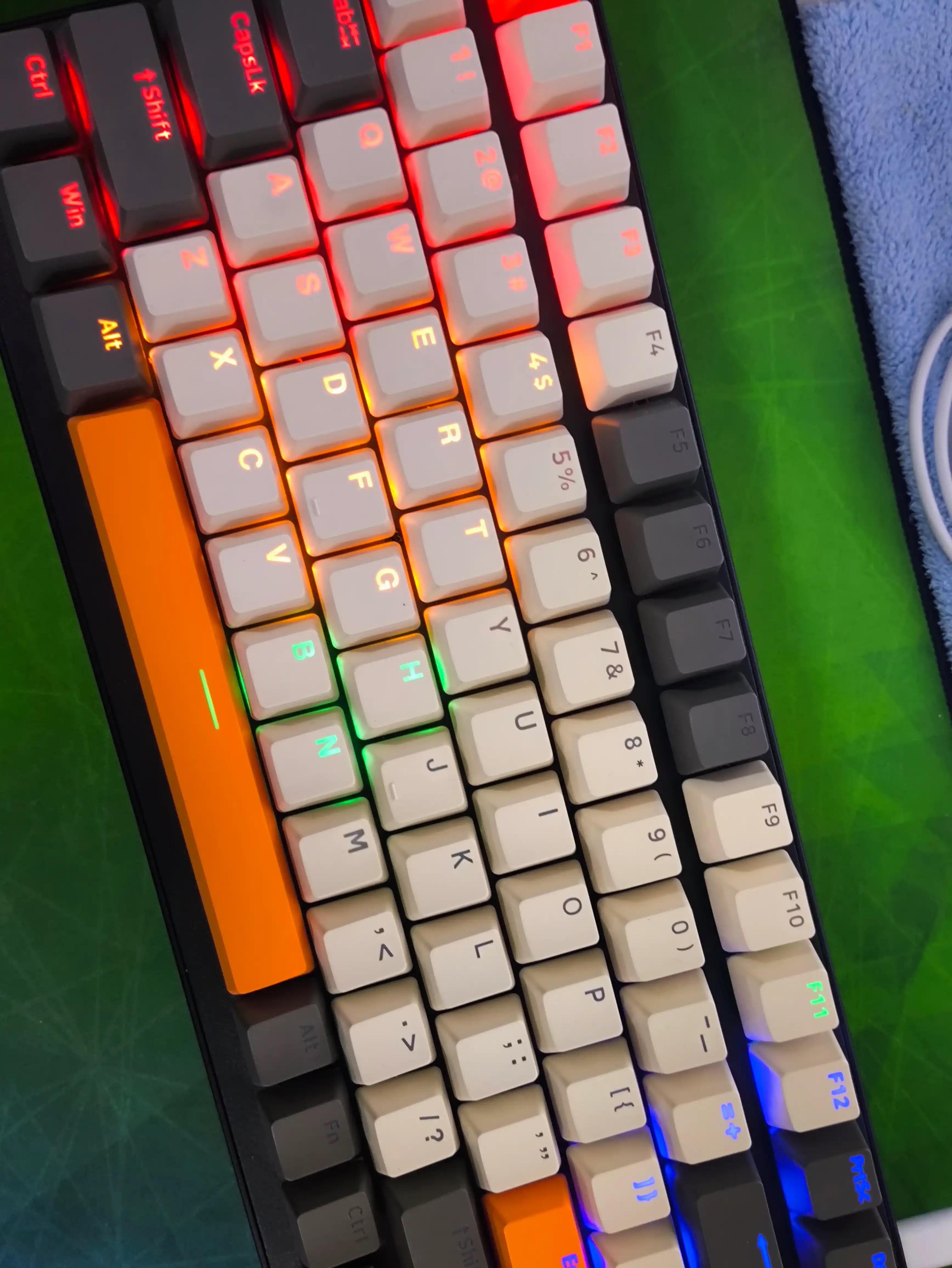 Mexanik klaviatura RGB yoritgichli, o'yin uchun keyboard, 100 tugma, qizil svitchlar