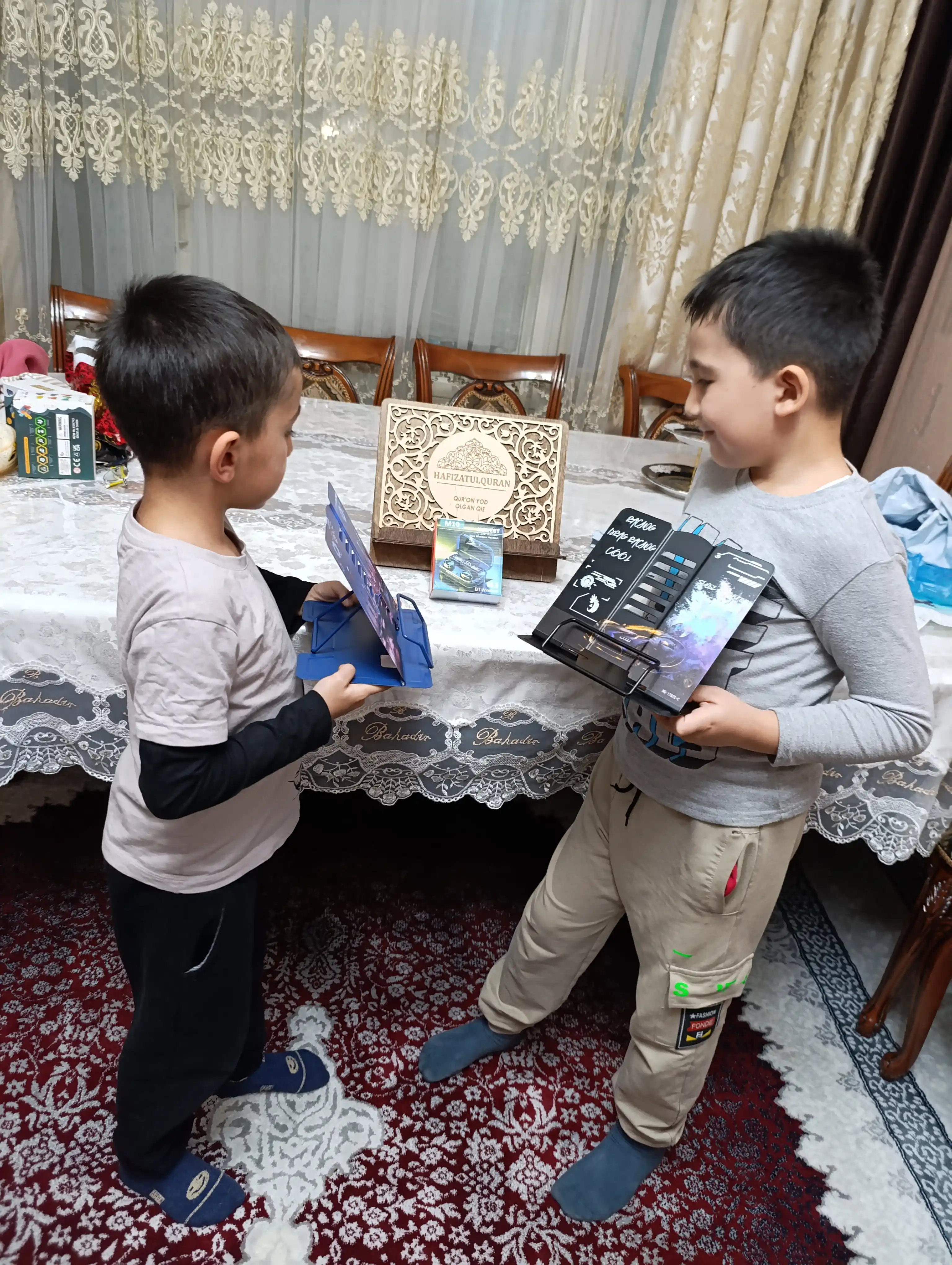 Kitoblar va darsliklar uchun temir tagkursi — multfilm qahramonlari va kosmonavt dizaynli