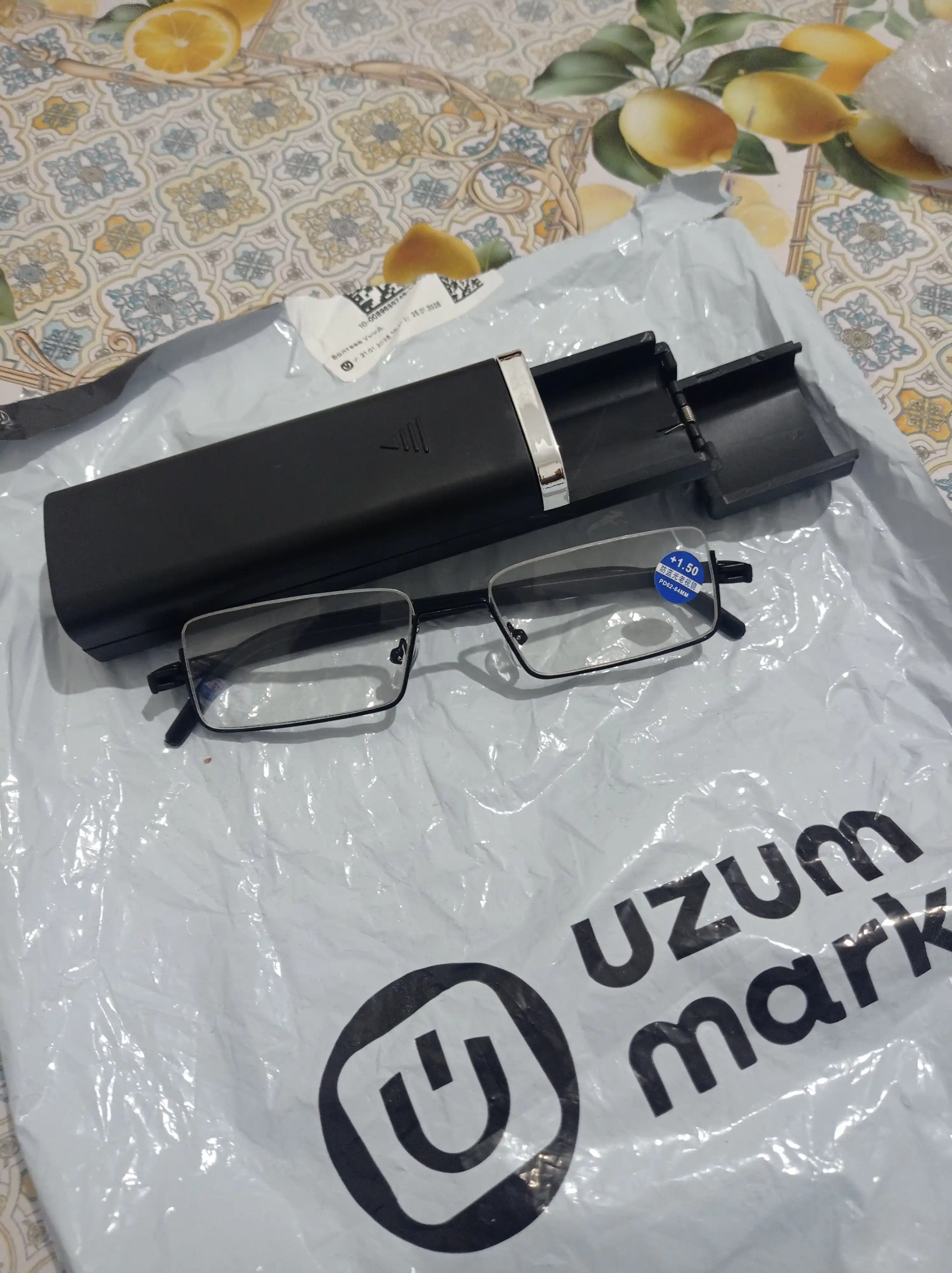 Ko'rish uchun tayyor ko'zoynaklar, ko'zoynakni saqlash uchun quti bilan, +0.50 va +4.00