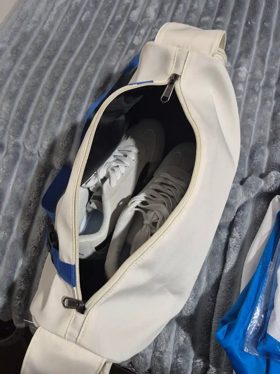 Streetwear uslubidagi bir yelkali sport sumkasi, uniseks