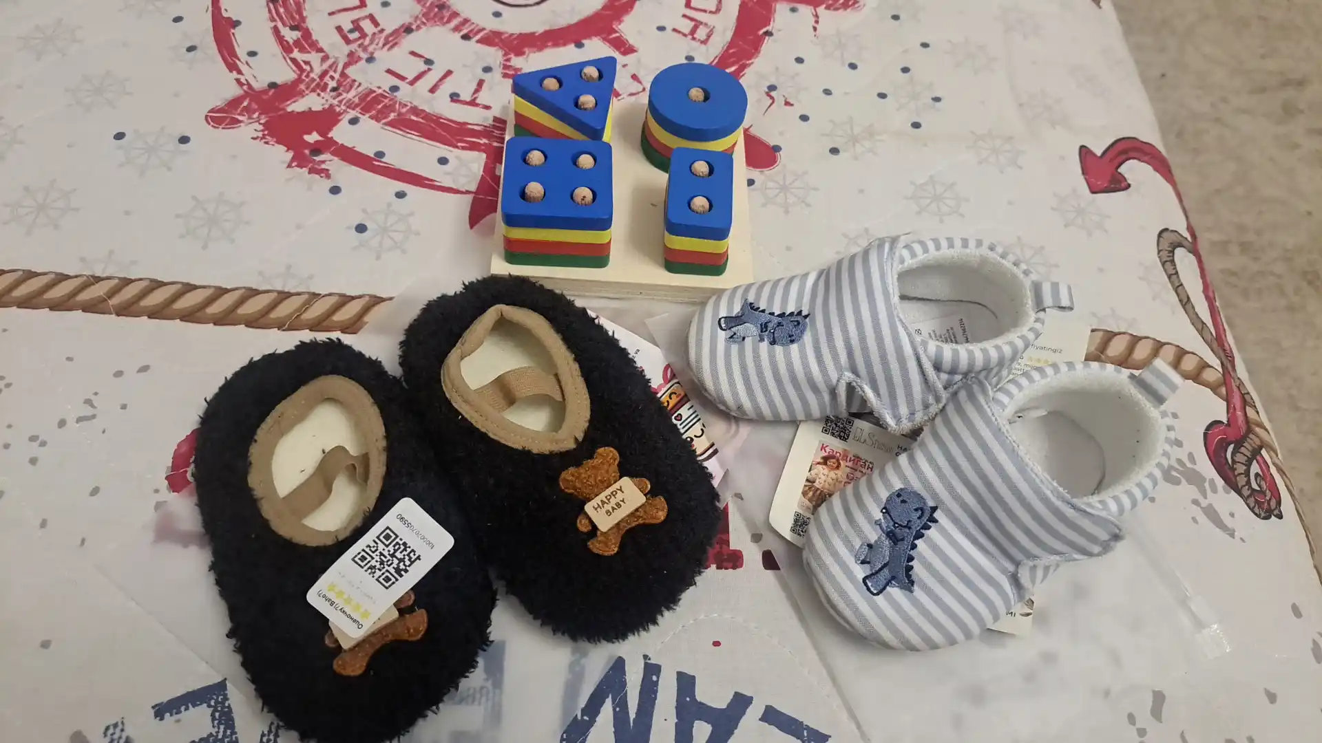 Bolalar uchun sirpanmaydigan shippaklar va pinetkalar