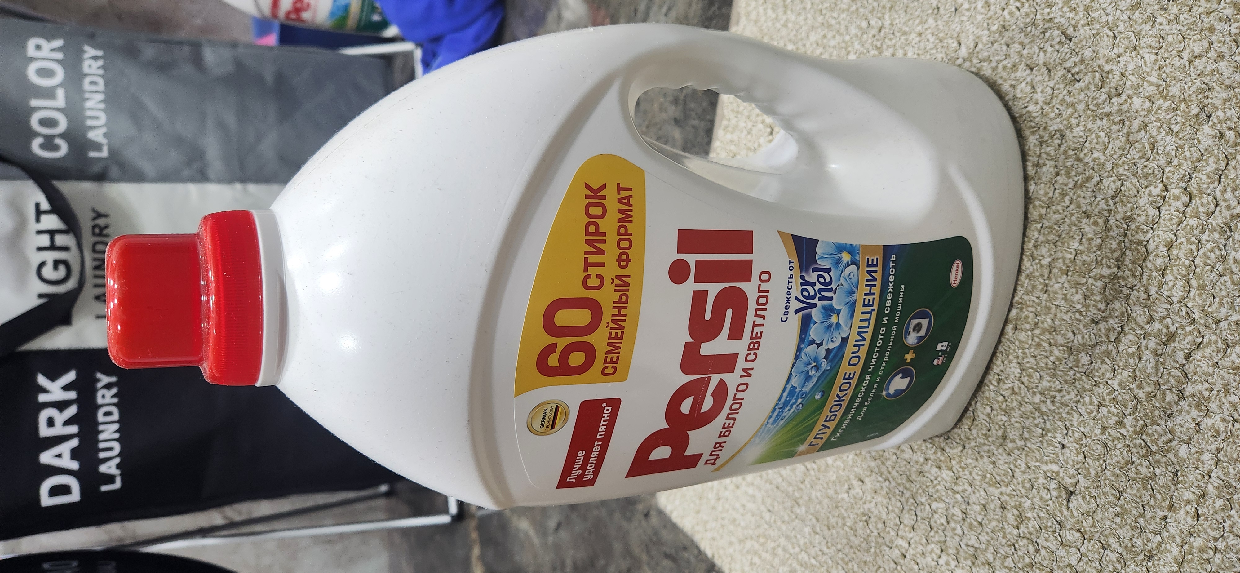 Vernel dan ishlab chiqarilgan oq va och rangli matolar uchun Persil Freshness kir yuvish geli, 3.9 l, 60 marta yuvish