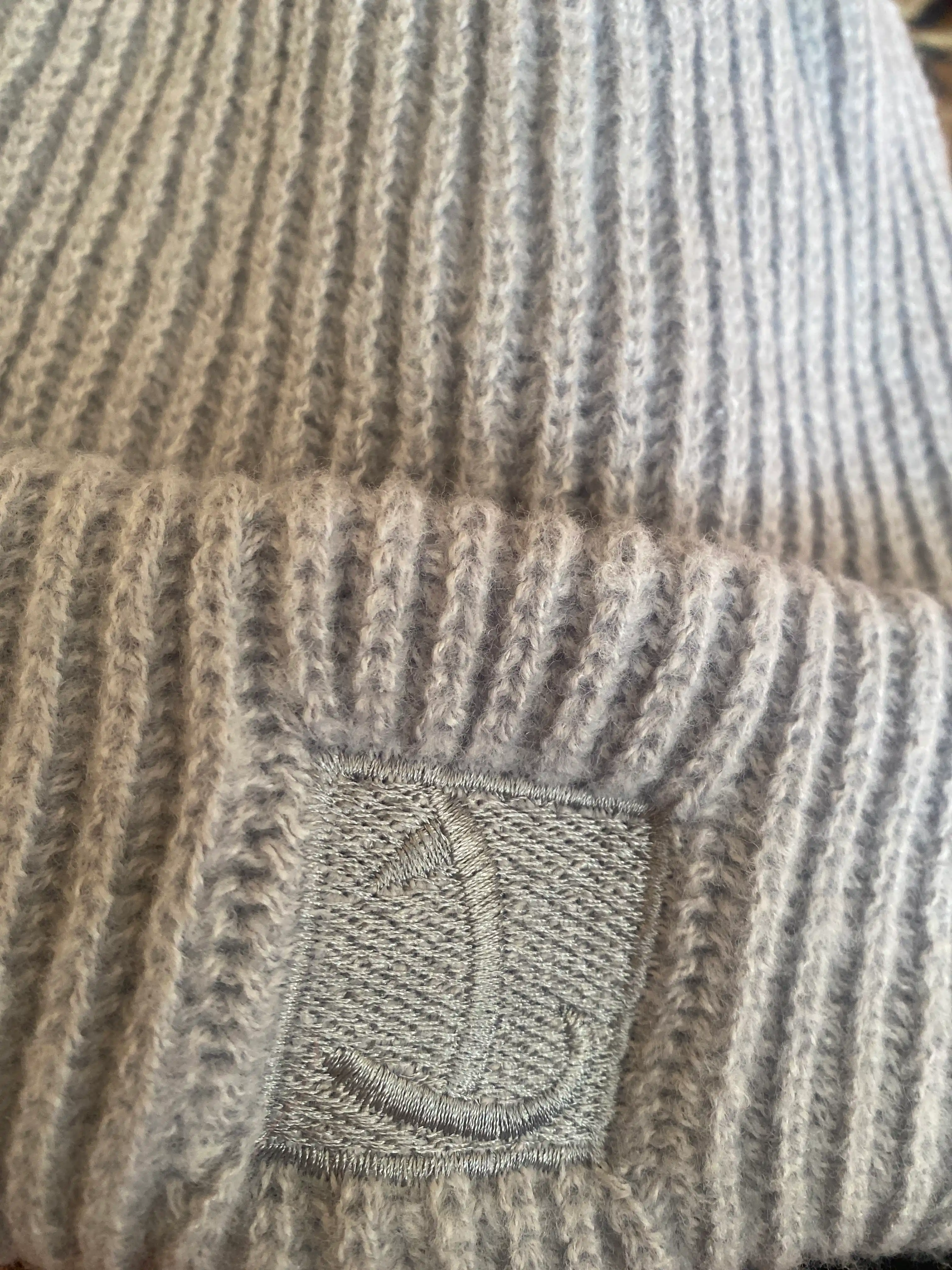 Женская шапка — тёплая, мягкая, в стиле «beanie»