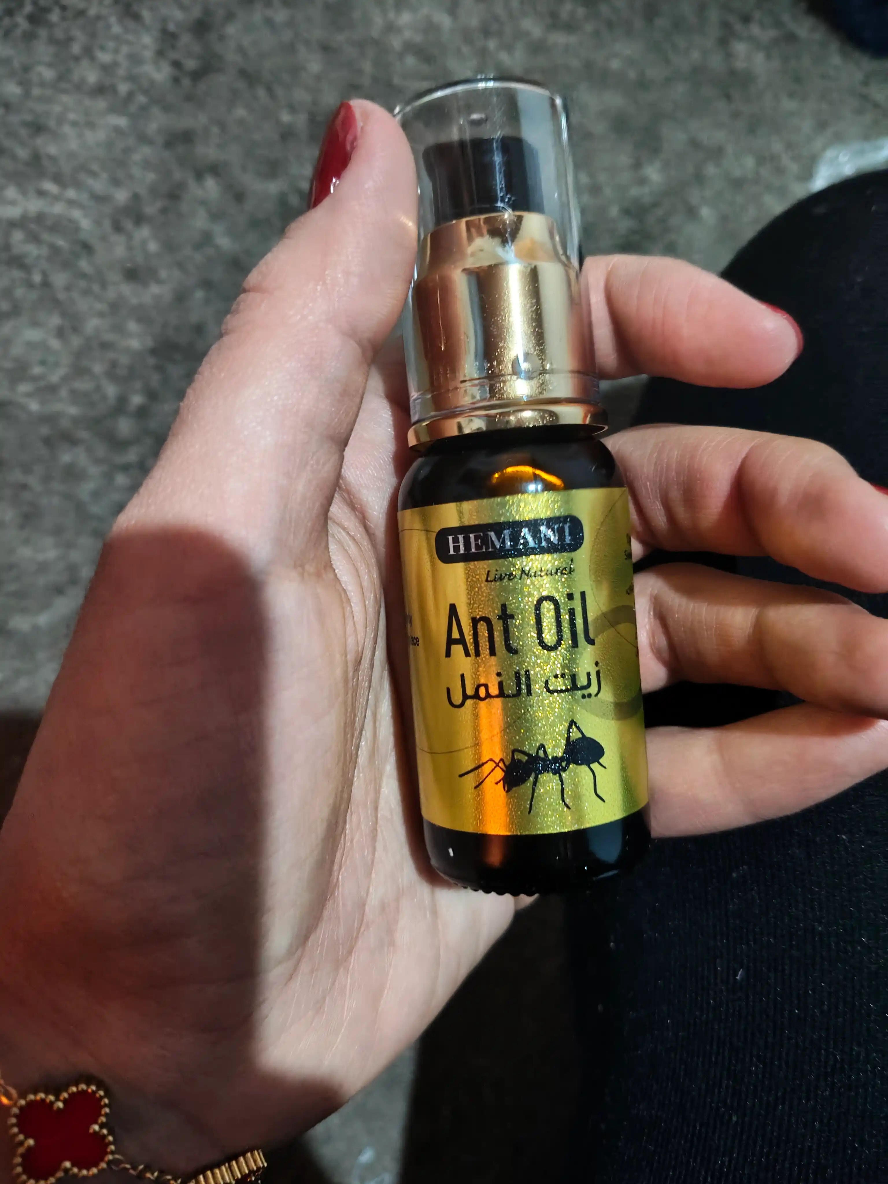 HEMANI’dan kerakli bo‘lmagan sochlarni olib tashlash uchun Ant Oil chumoli moyi dozator