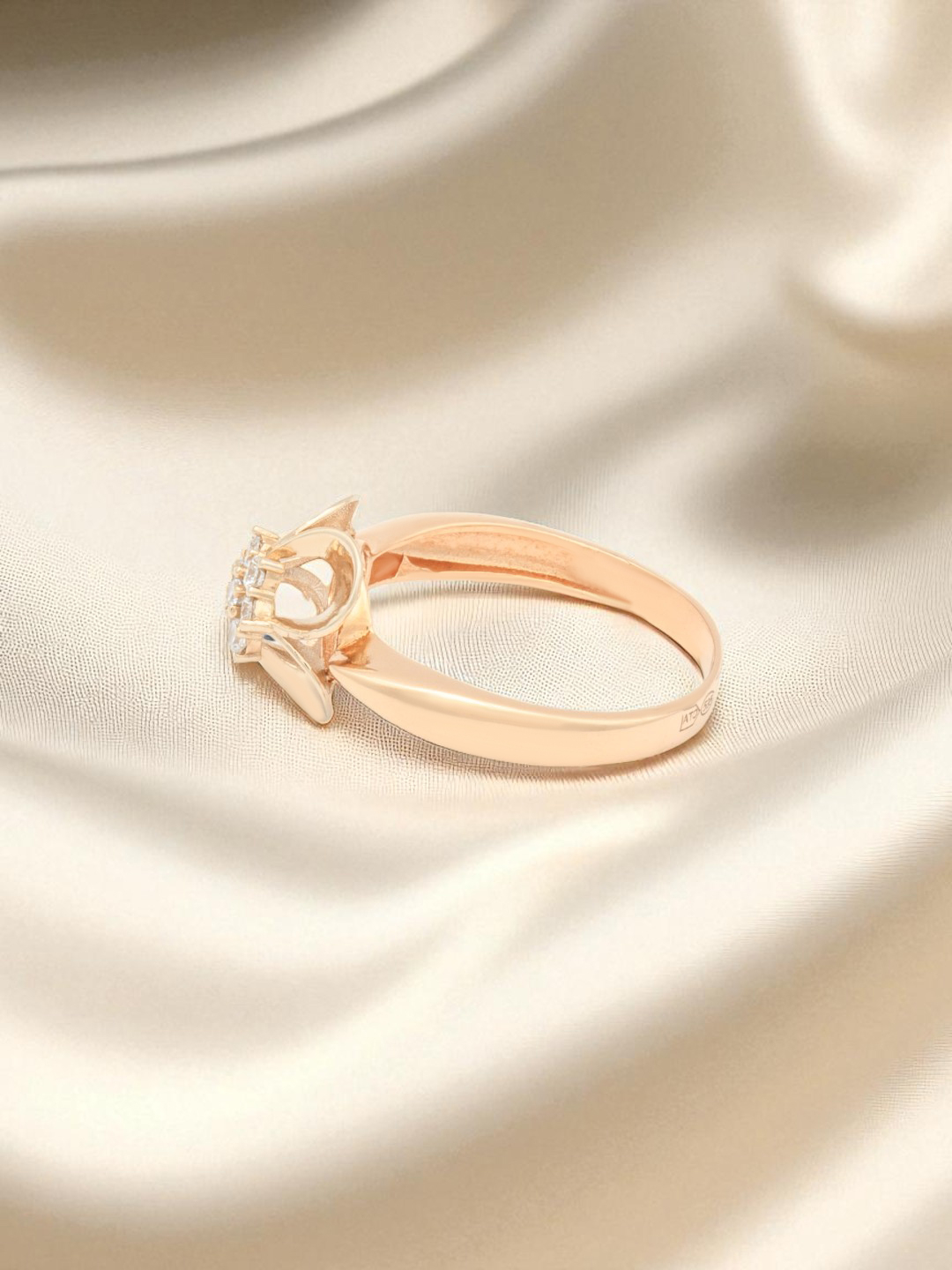 Золотое кольцо 585 пробы с цветком из фианитов, 1.90 г