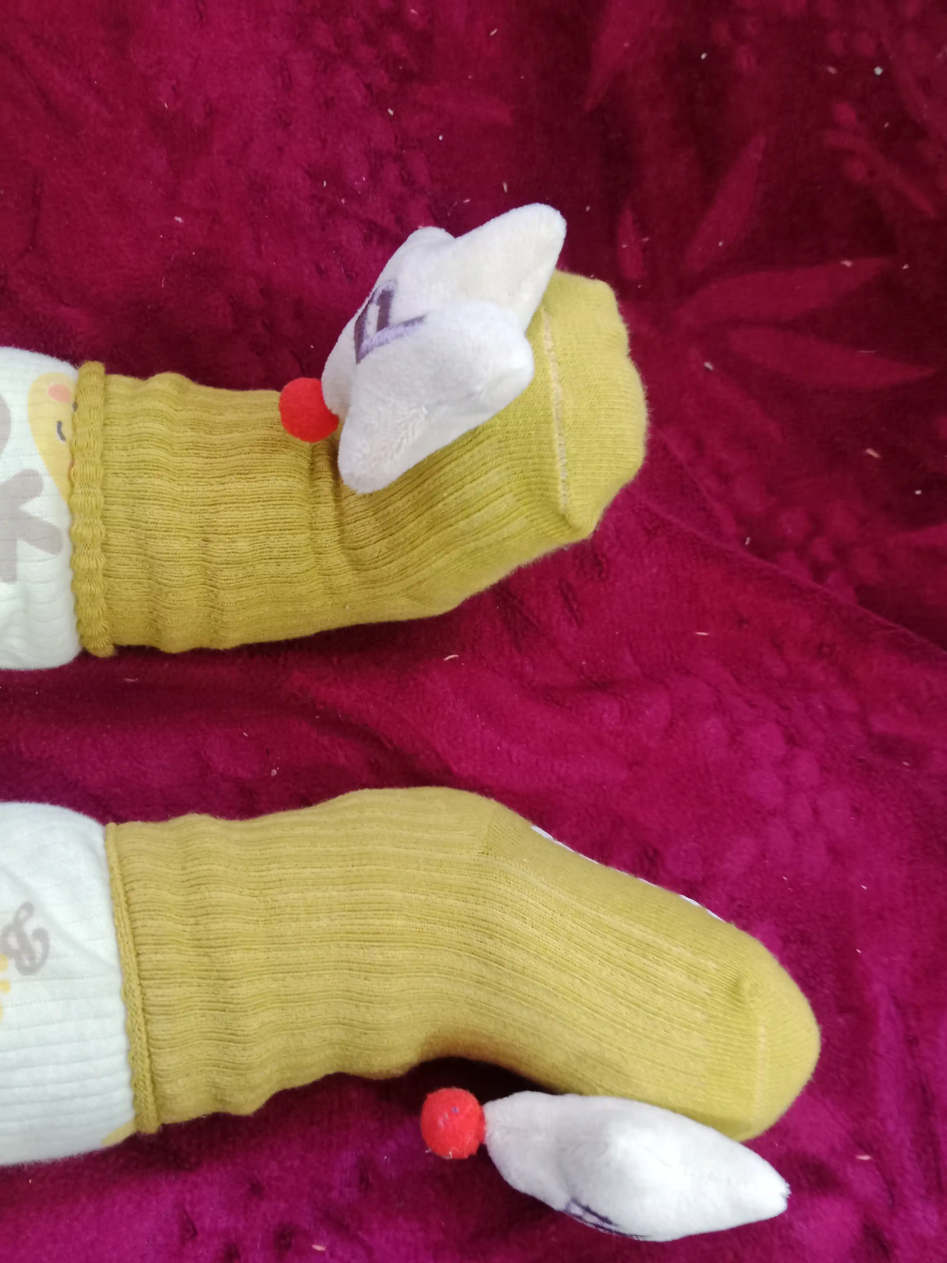 Turli xil qiziqarli shakllarga ega bolalar paypoqlari