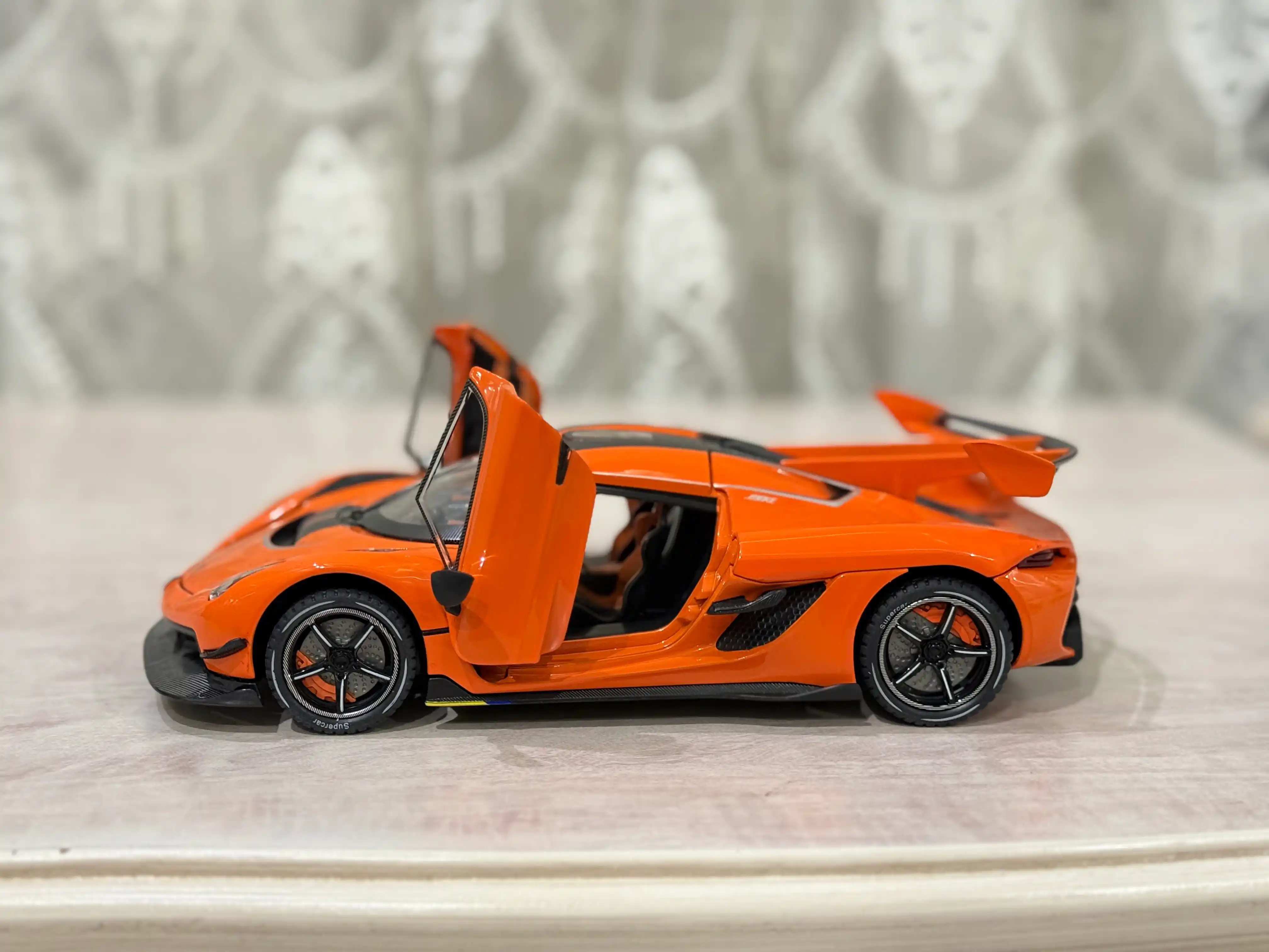 Машина игрушка Keonigsegg Jesco 1:24 для подарка металическая