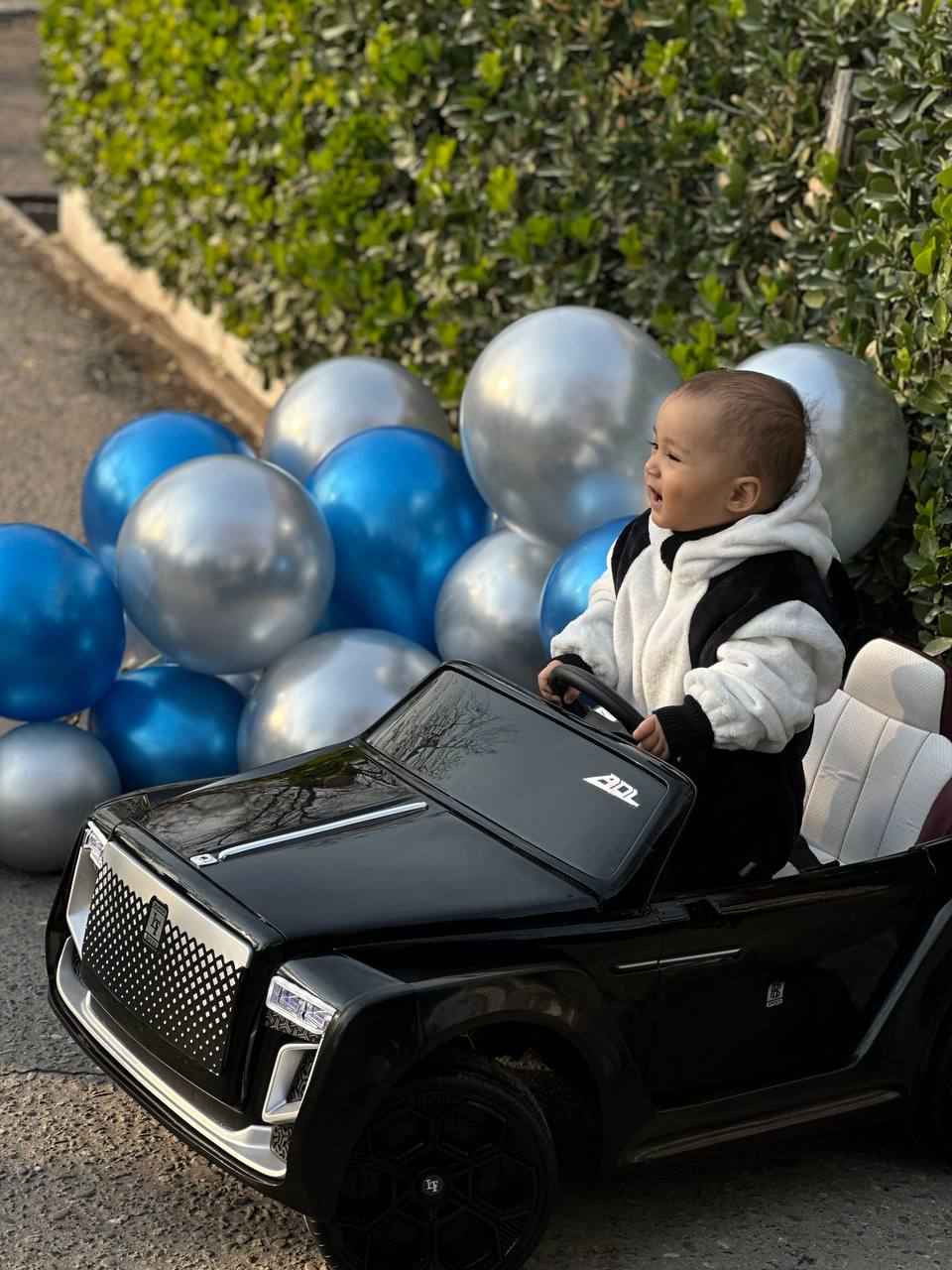 Bolalar elektromobili, radio orqali boshqariladigan pult bilan