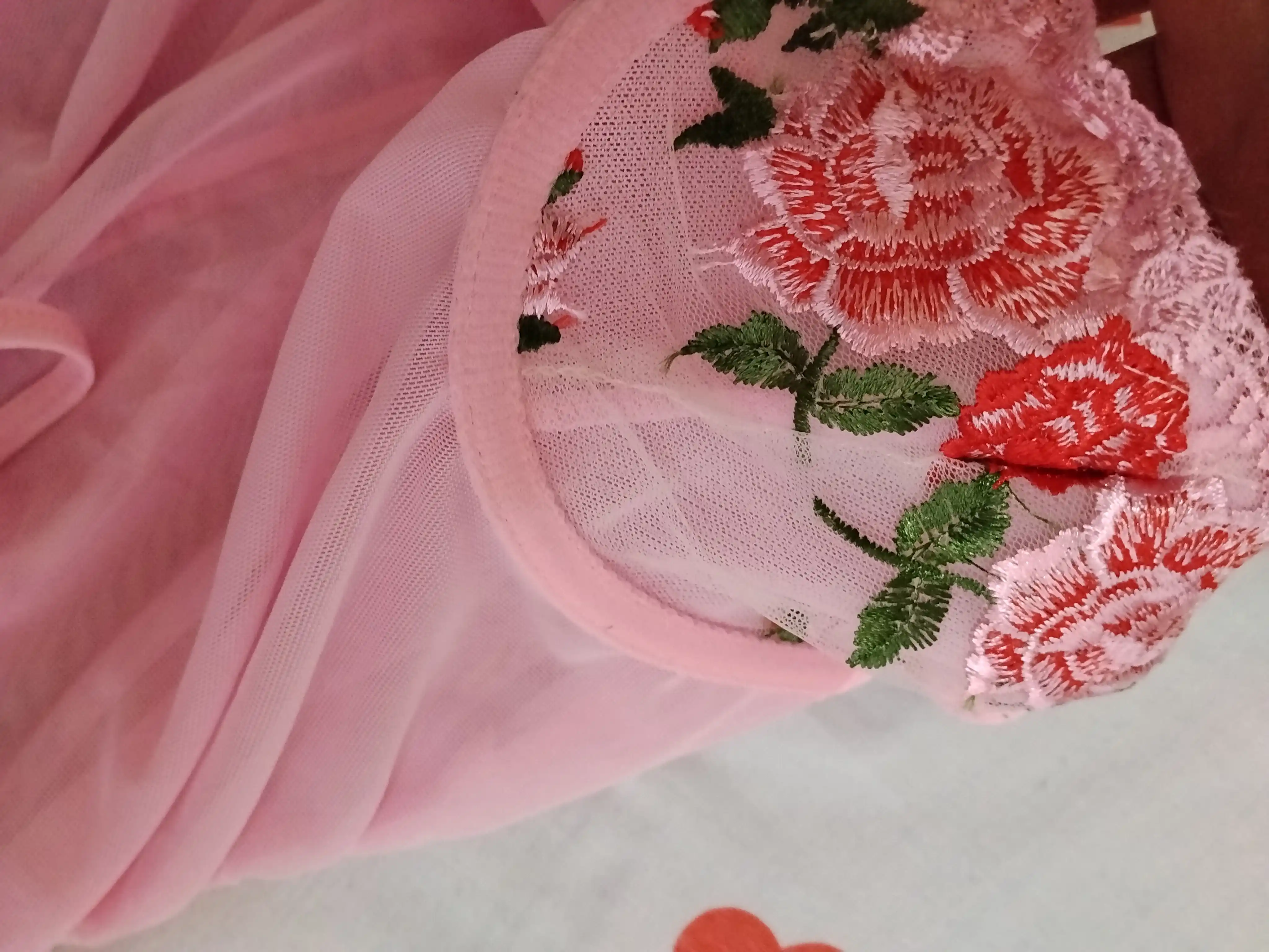 Tungi ko‘ylak, ayollar uchun, atirgul kashtalari bilan bezatilgan romantik to‘rli penyuar