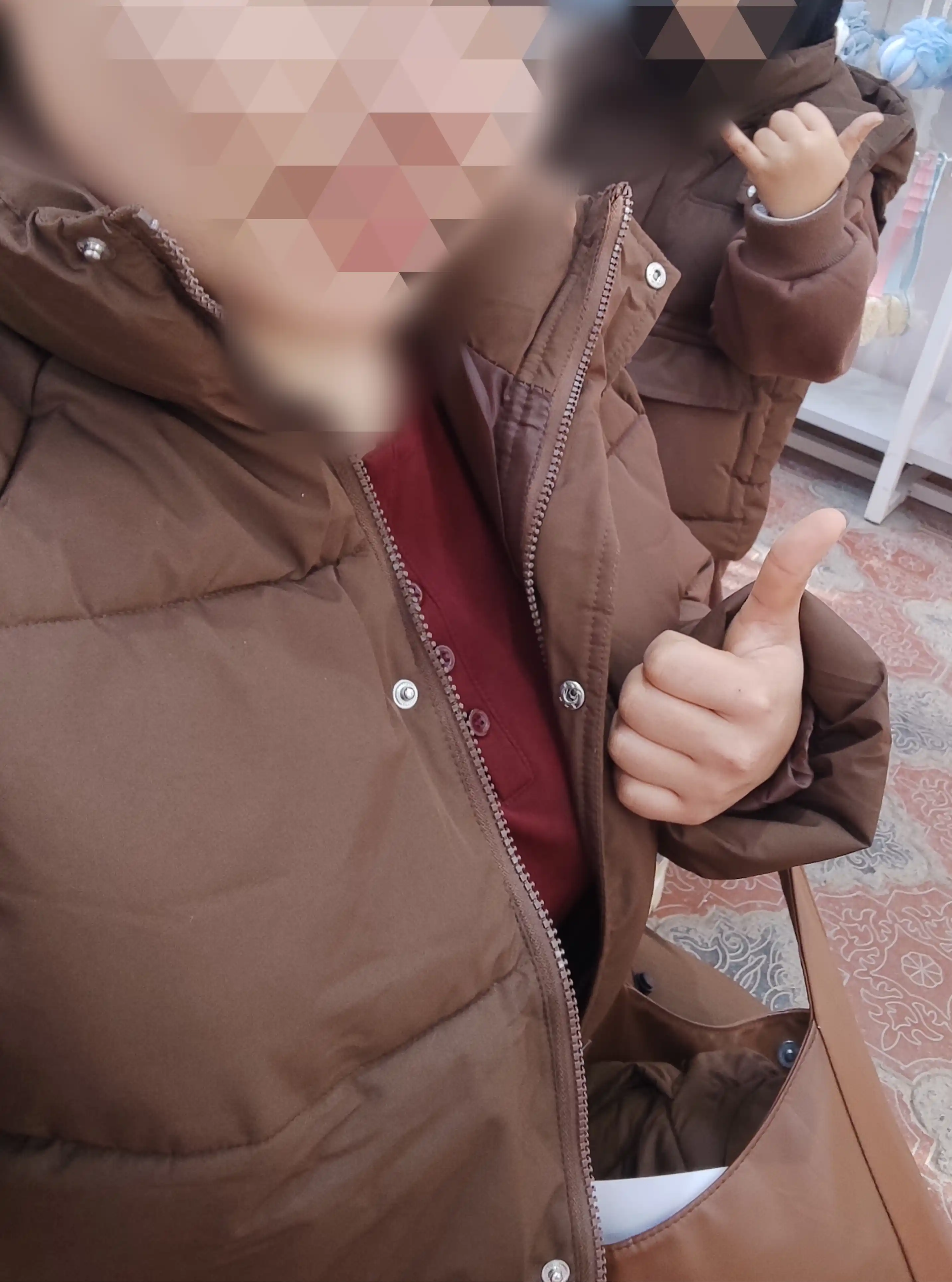 Ayollar uchun issiq qishki puff kurtka – tik turadigan yoqa va pastki qismi bog‘lamali